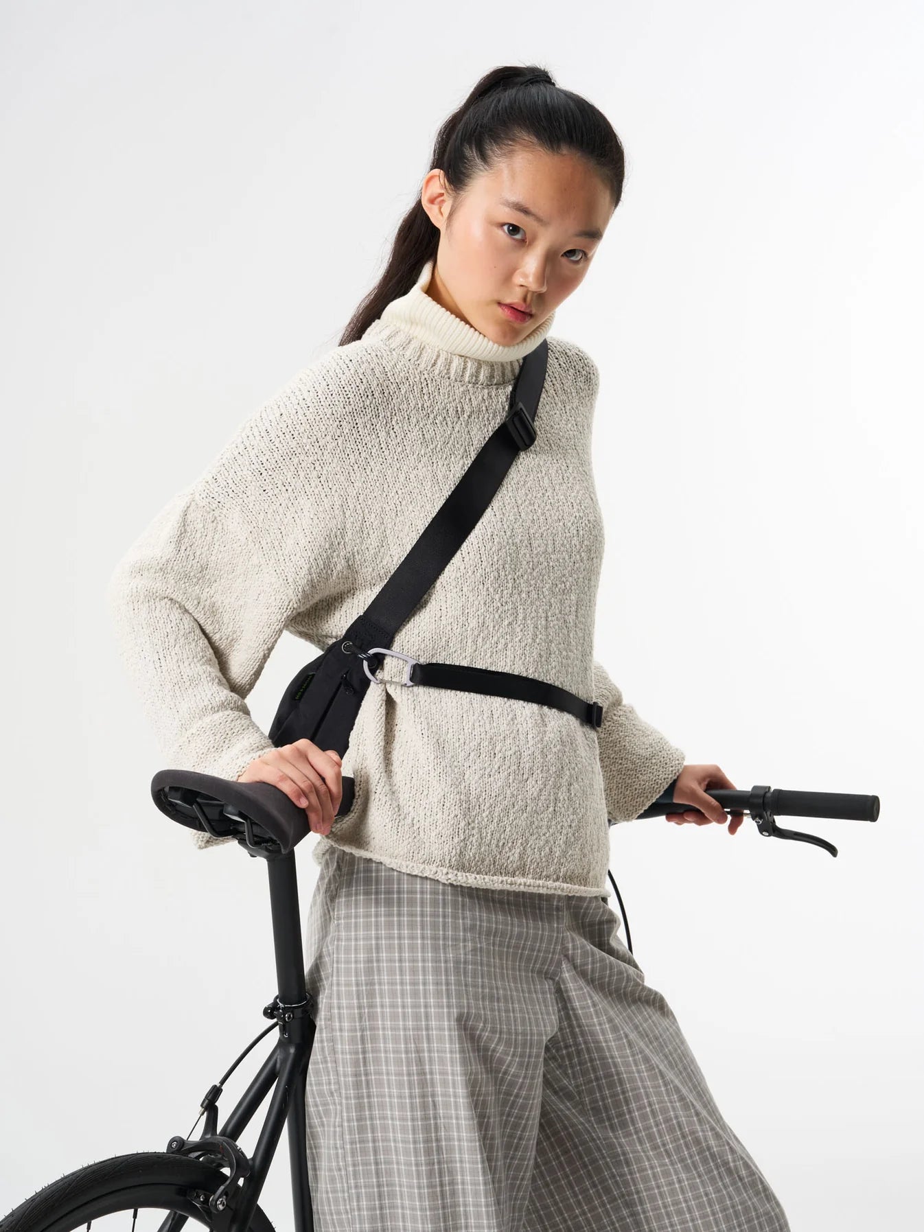 AVR-BLW-001-80001-AEVOR-Bike-Sling-Bag-Black-53_1346x.jpg
