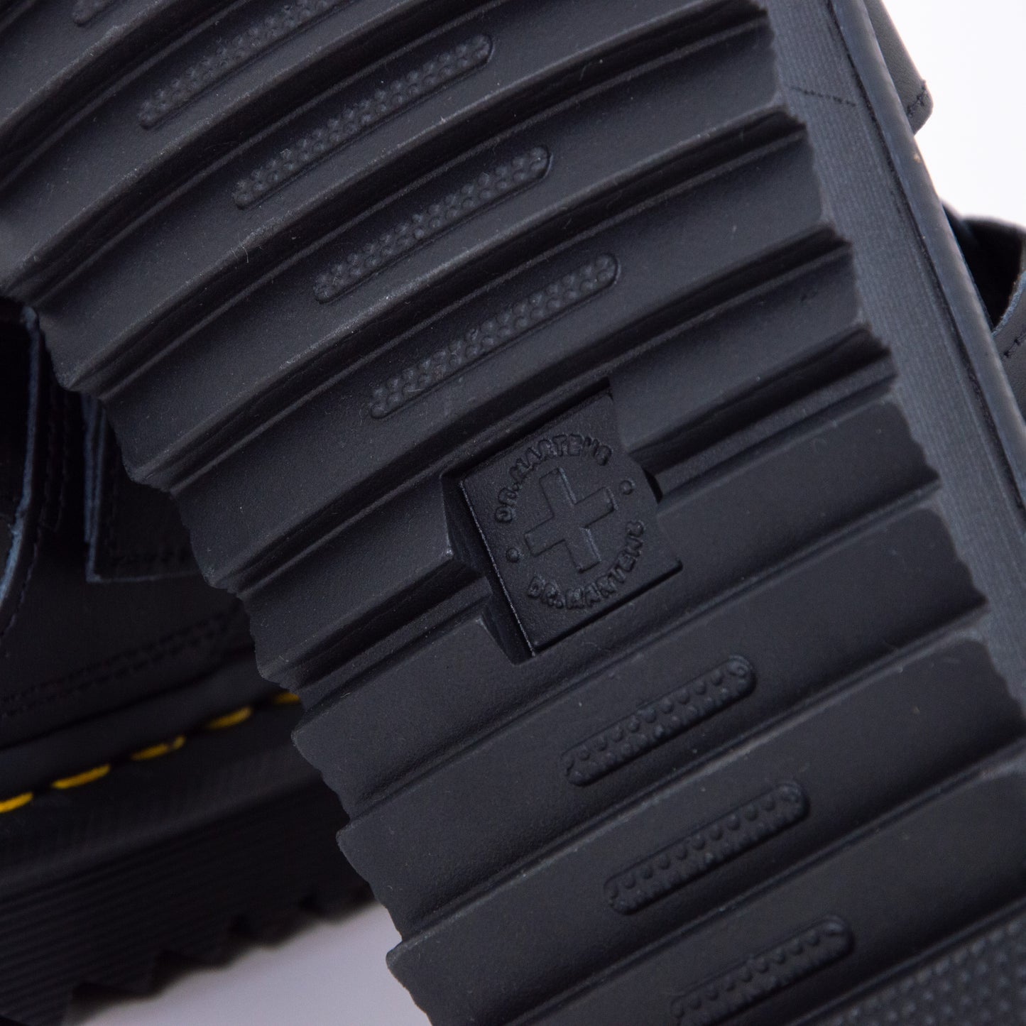 Dr. Martens - Voss II - Black - detail sole logo
