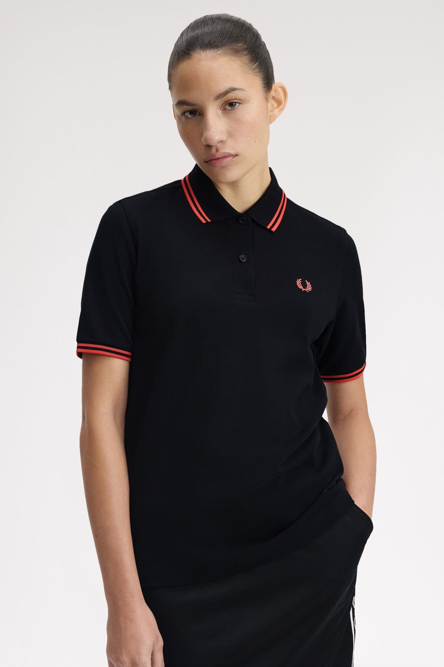 Fred Perry - W' TWIN TIPPED POLO SHIRT - Black/Flamingo Tan