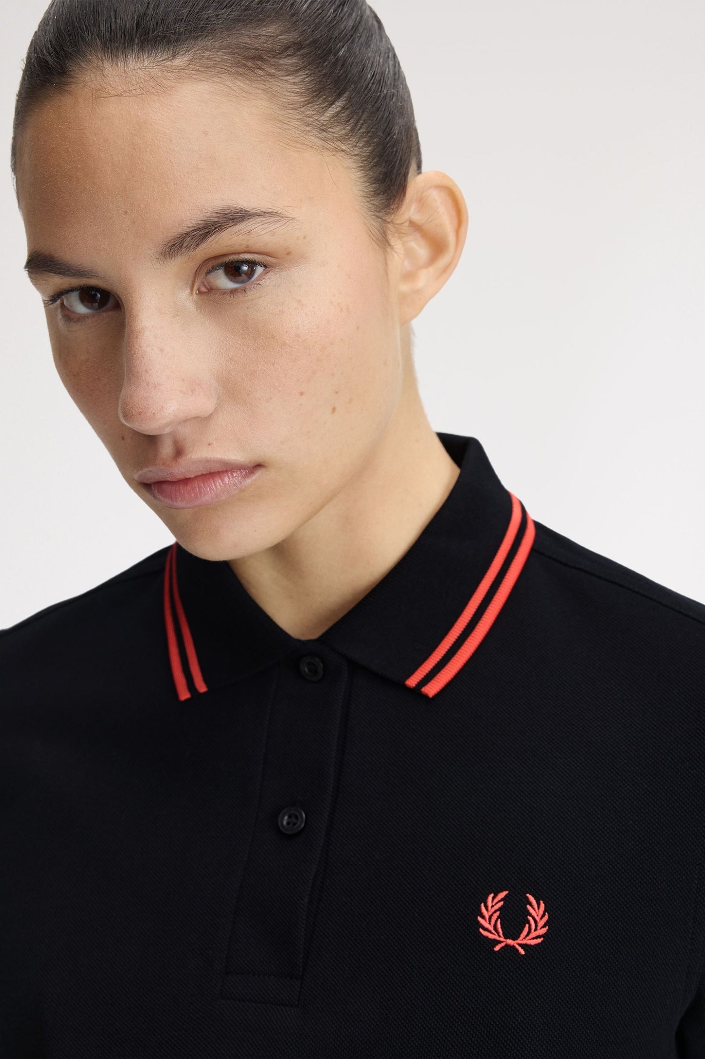 Fred Perry - W' TWIN TIPPED POLO SHIRT - Black/Flamingo Tan