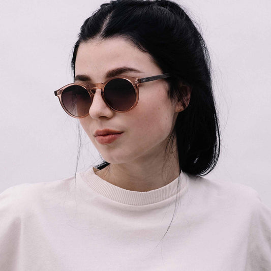 Lola_crystal_biobasiert_damen_Sonnenbrille_take-a-shot_1x1_1a42f58b-9772-477b-bcca-e2234fd38e42_1800x1800