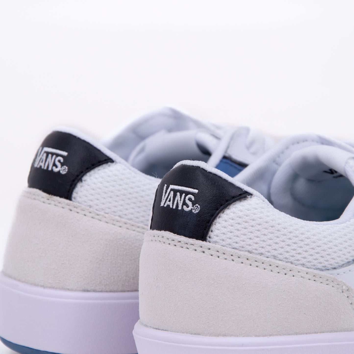 Lowland-cc-sportblue-truewht-detail-bag