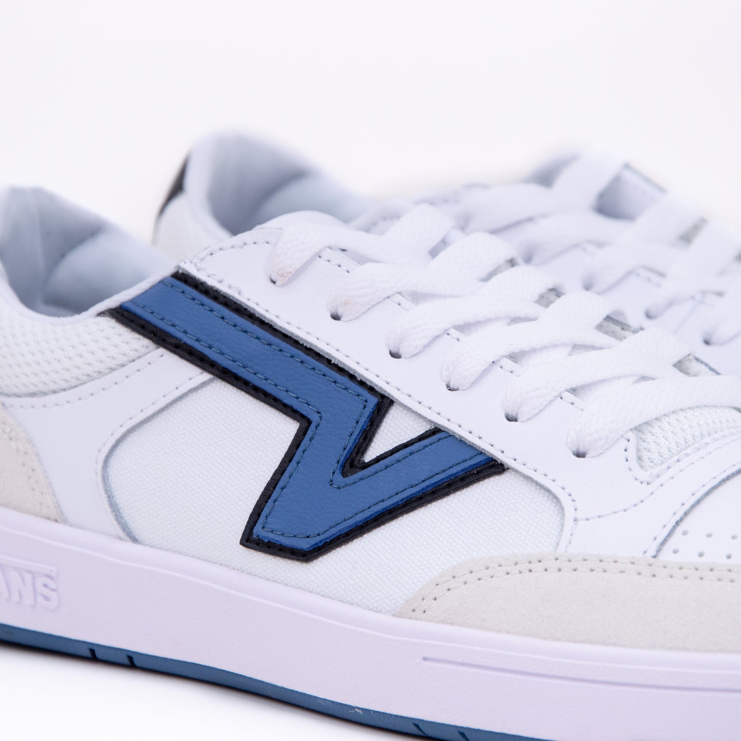 Lowland-cc-sportblue-truewht-detail-logo-2