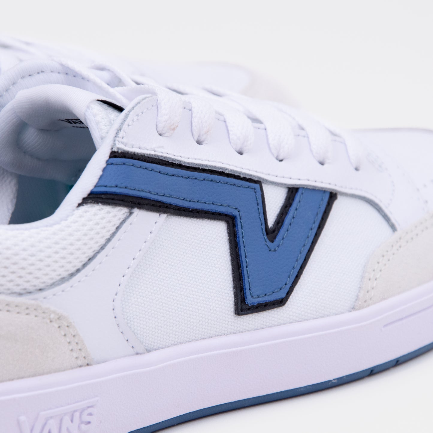 Lowland-cc-sportblue-truewht-detail-logo