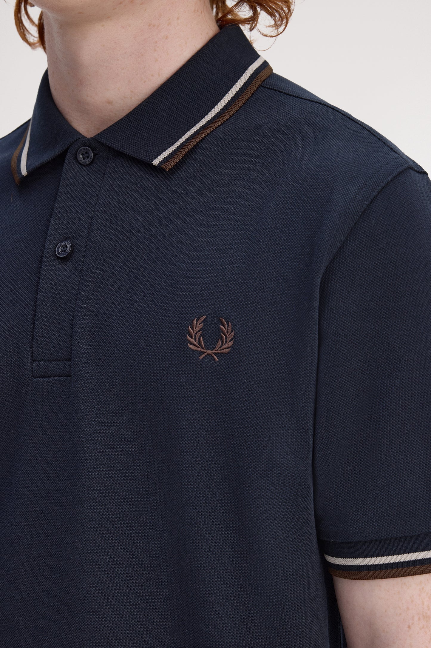 Fred Perry - TWIN TIPPED POLO SHIRT - Navy/Warm Oat/ Burnt Tobacco