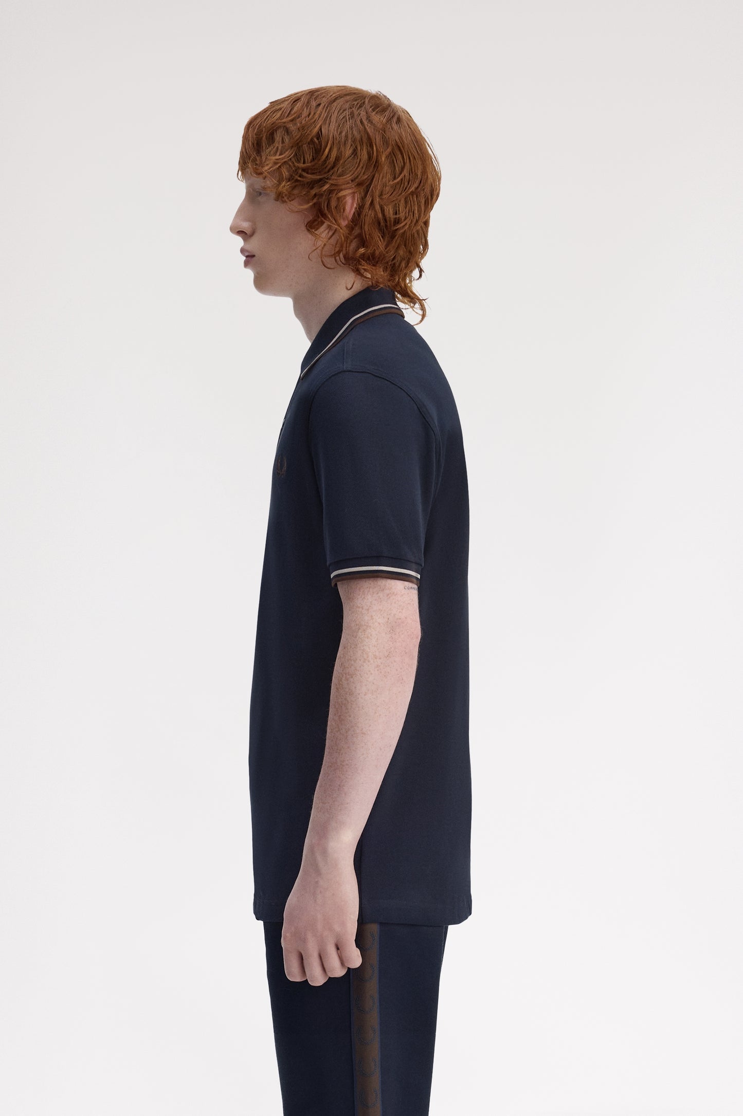 Fred Perry - TWIN TIPPED POLO SHIRT - Navy/Warm Oat/ Burnt Tobacco