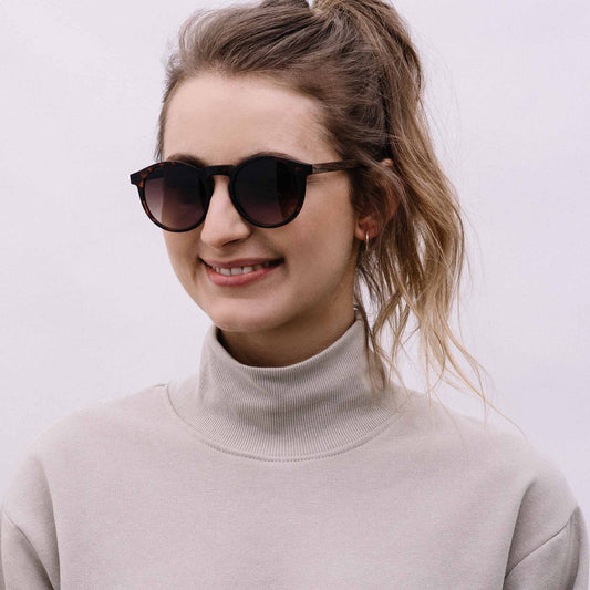 Emma_braune_runde_Holz-Sonnenbrille_TAKEASHOT_1x1_960f6d58-e372-4a72-8c44-df57743e5237_1800x1800
