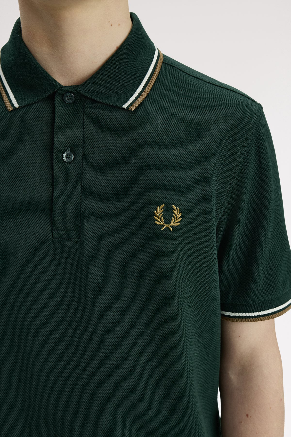 Fred_Perry_TWIN_TIPPED_POLO_SHIRT_Grassroots/Ecru/Bronze_M3600_50D