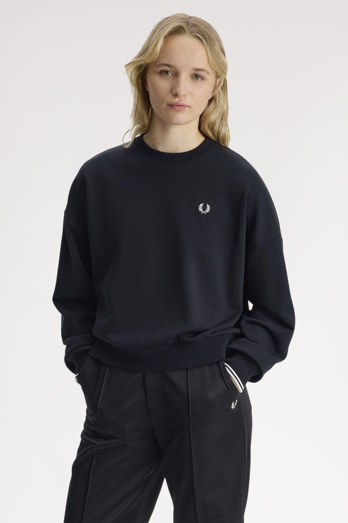 Fred_Perry_W'_TIPPED_SWEATSHIRT_BLACK_G5135_184