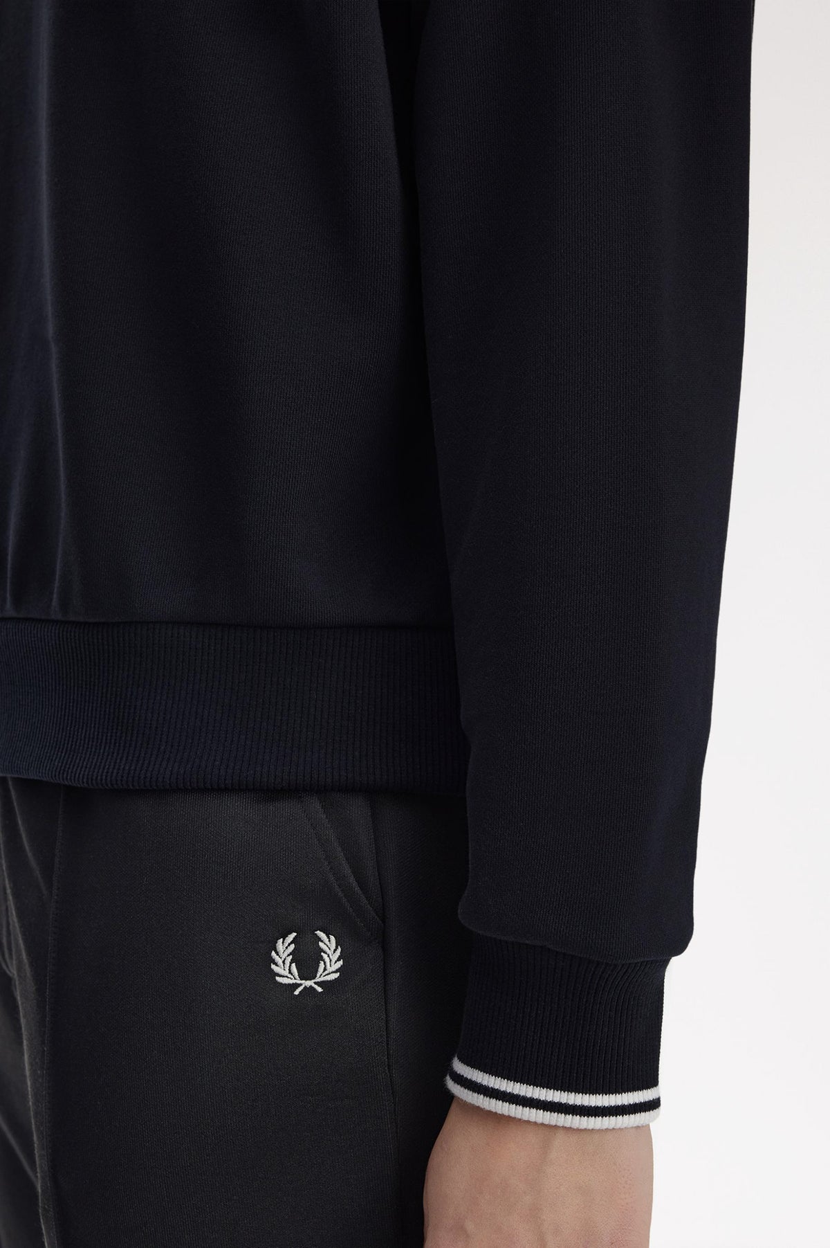 Fred_Perry_W'_TIPPED_SWEATSHIRT_BLACK_G5135_184