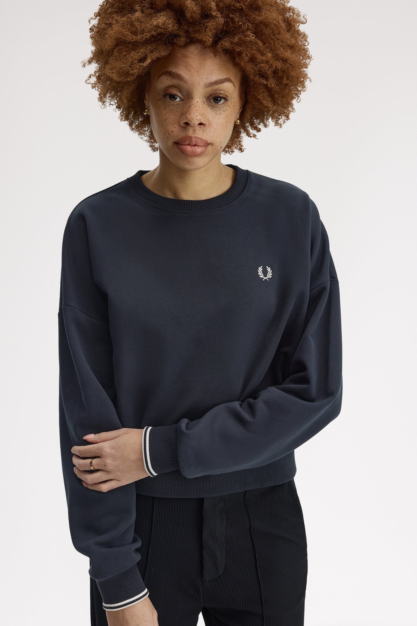 Fred Perry - W' CREW NECK SWEATSHIRT - Navy/White