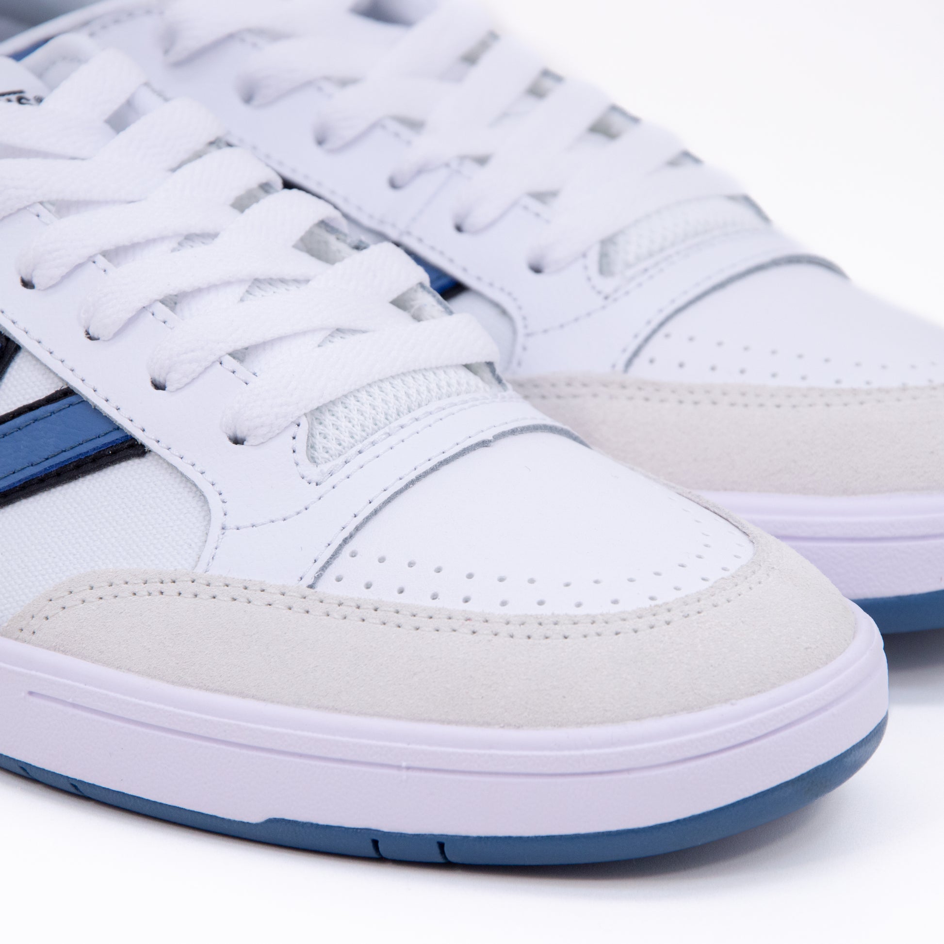 Lowland-cc-sportblue-truewht-toe