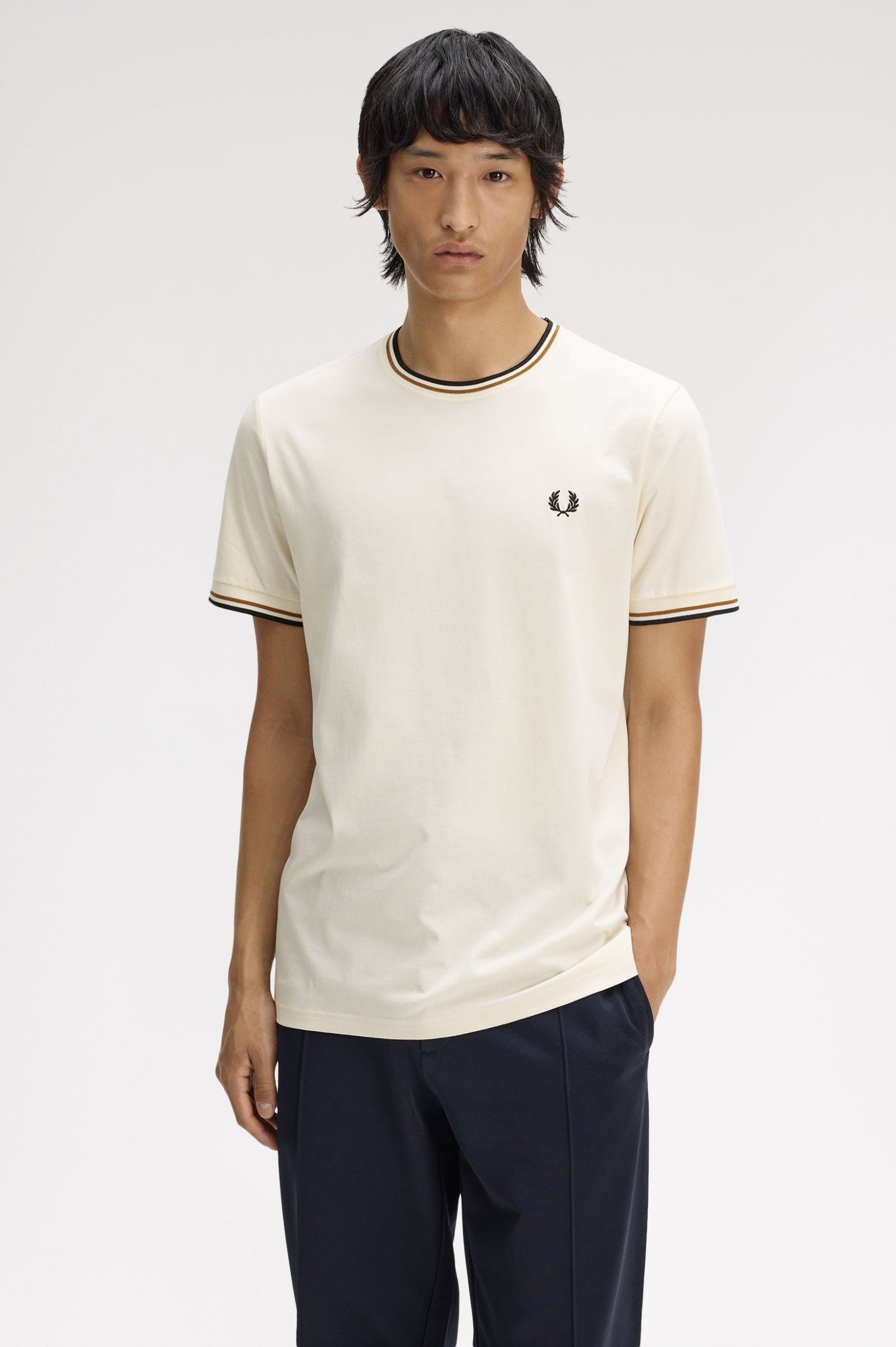 Fred Perry - TWIN TIPPED T-SHIRT - Ecru/Dark Caramel/Black
