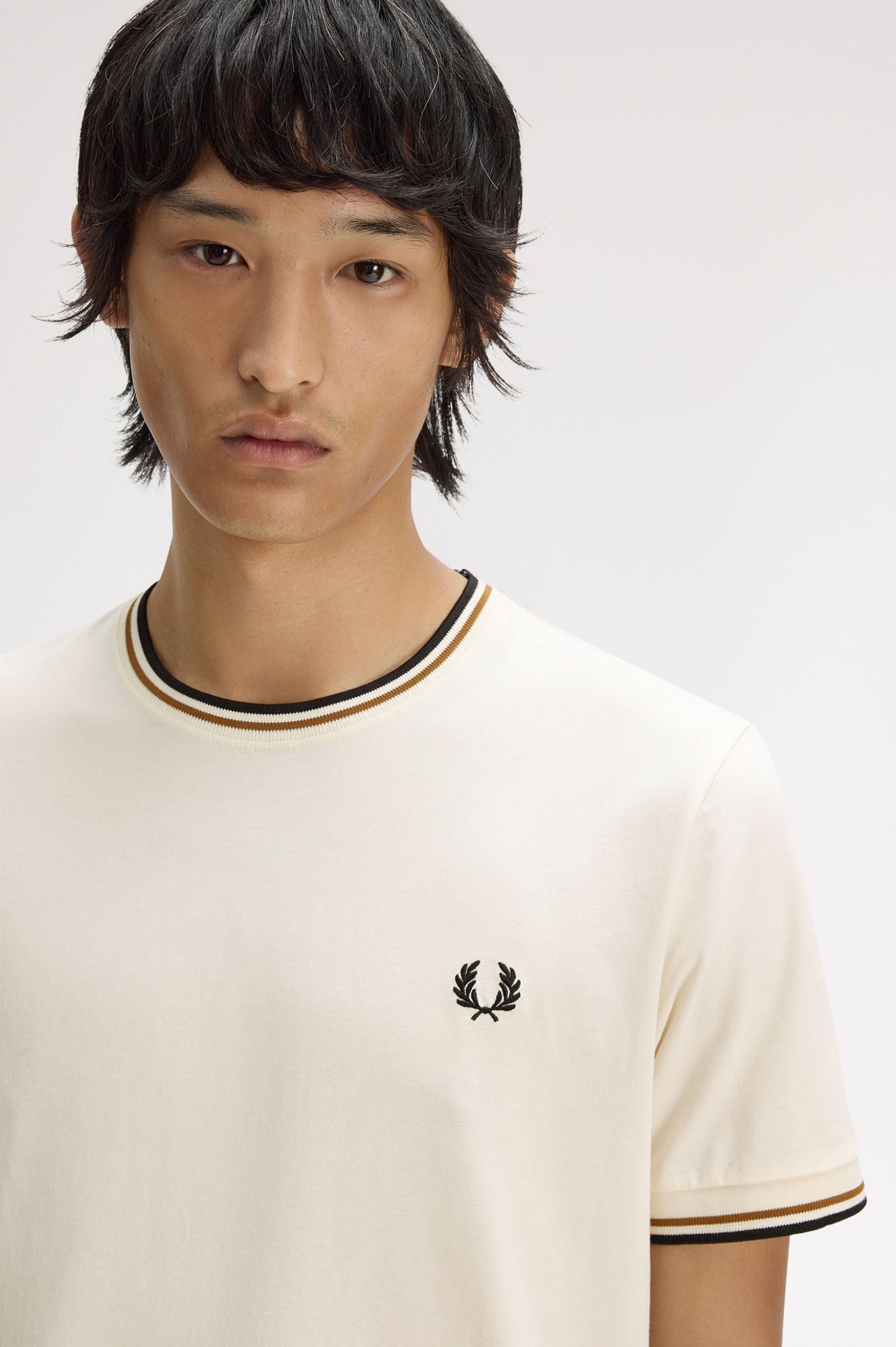 Fred Perry - TWIN TIPPED T-SHIRT - Ecru/Dark Caramel/Black