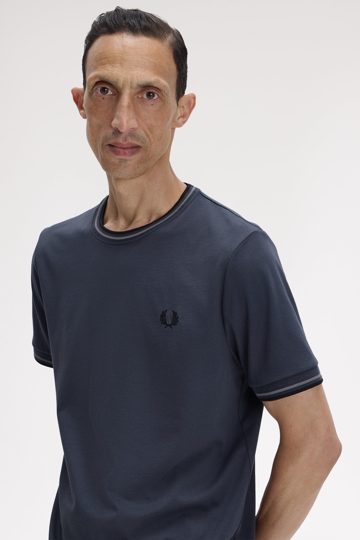 Fred Perry - TWIN TIPPED T-SHIRT - Dark Airforce/Stockport Blue/Black