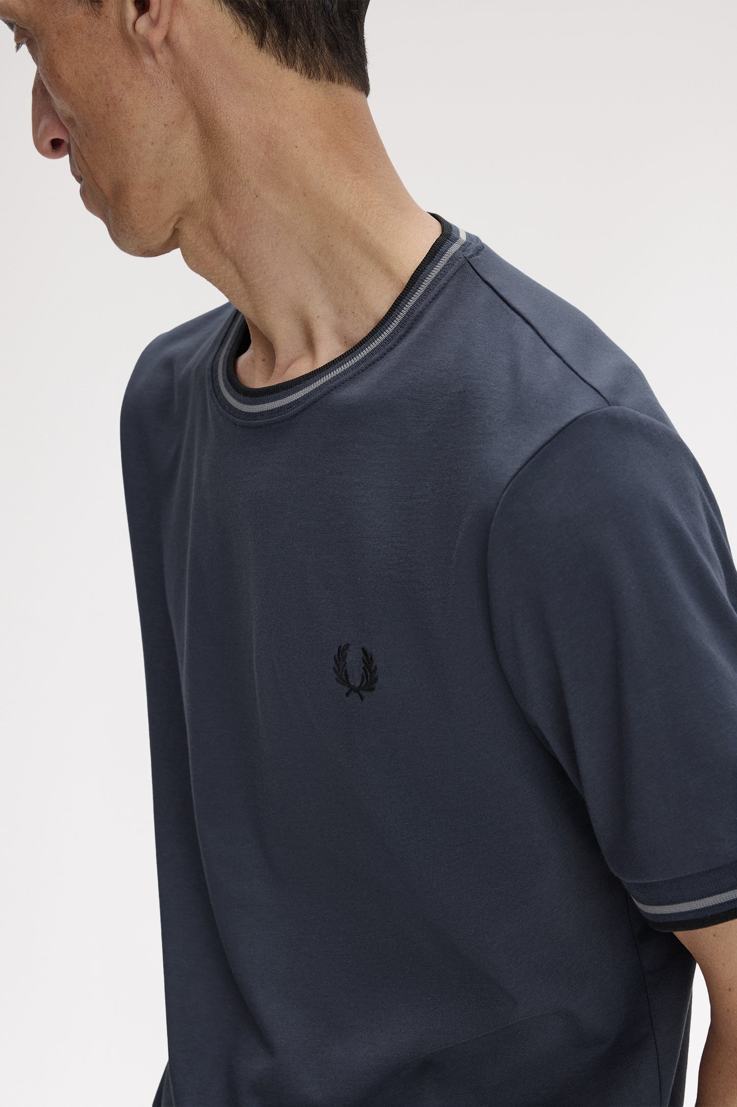 Fred Perry - TWIN TIPPED T-SHIRT - Dark Airforce/Stockport Blue/Black