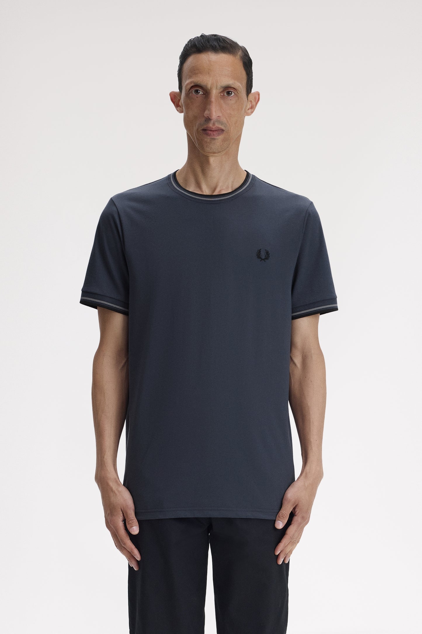 Fred Perry - TWIN TIPPED T-SHIRT - Dark Airforce/Stockport Blue/Black