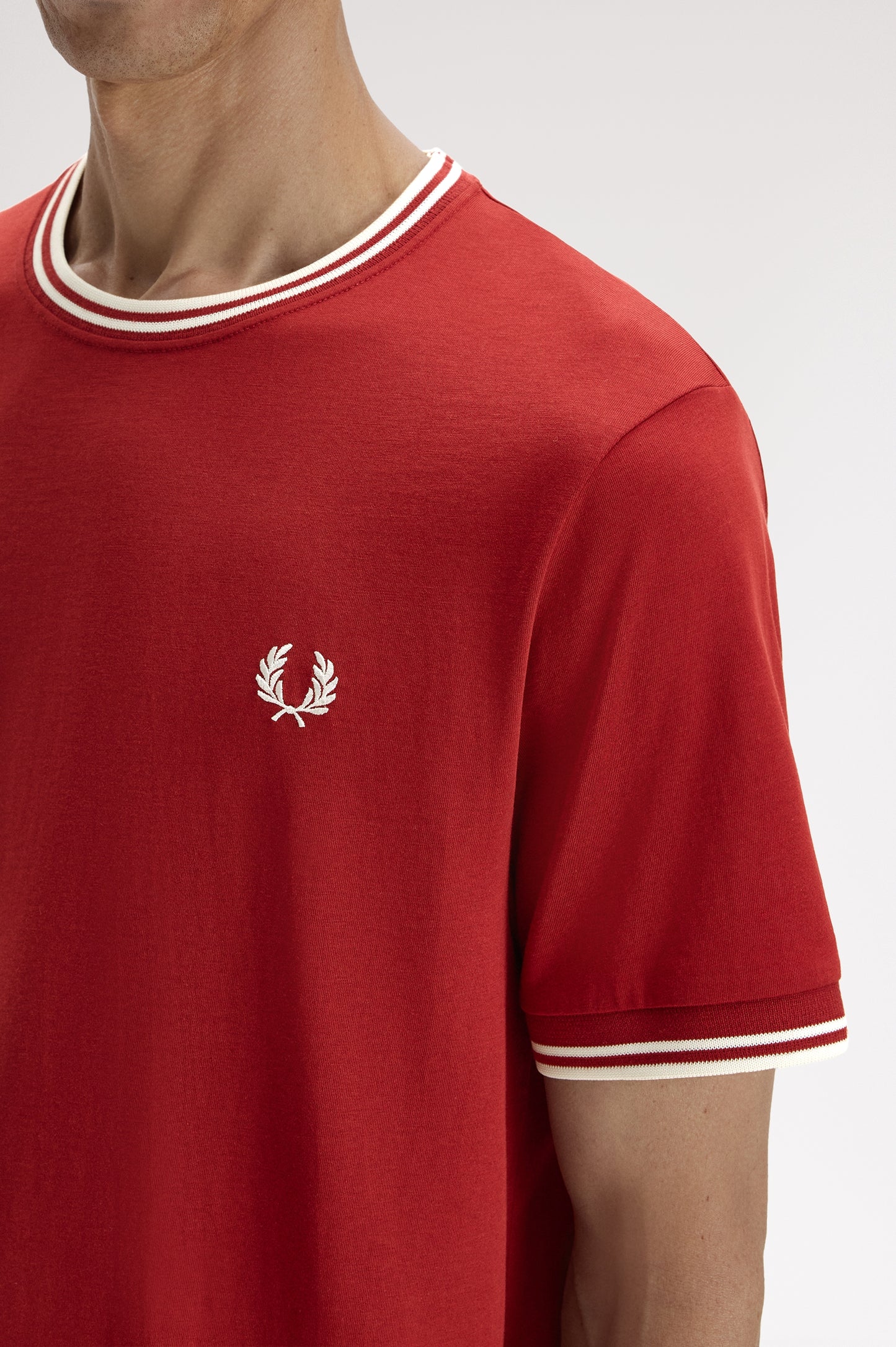 Fred Perry - TWIN TIPPED T-SHIRT - Burnt Red/Snow White