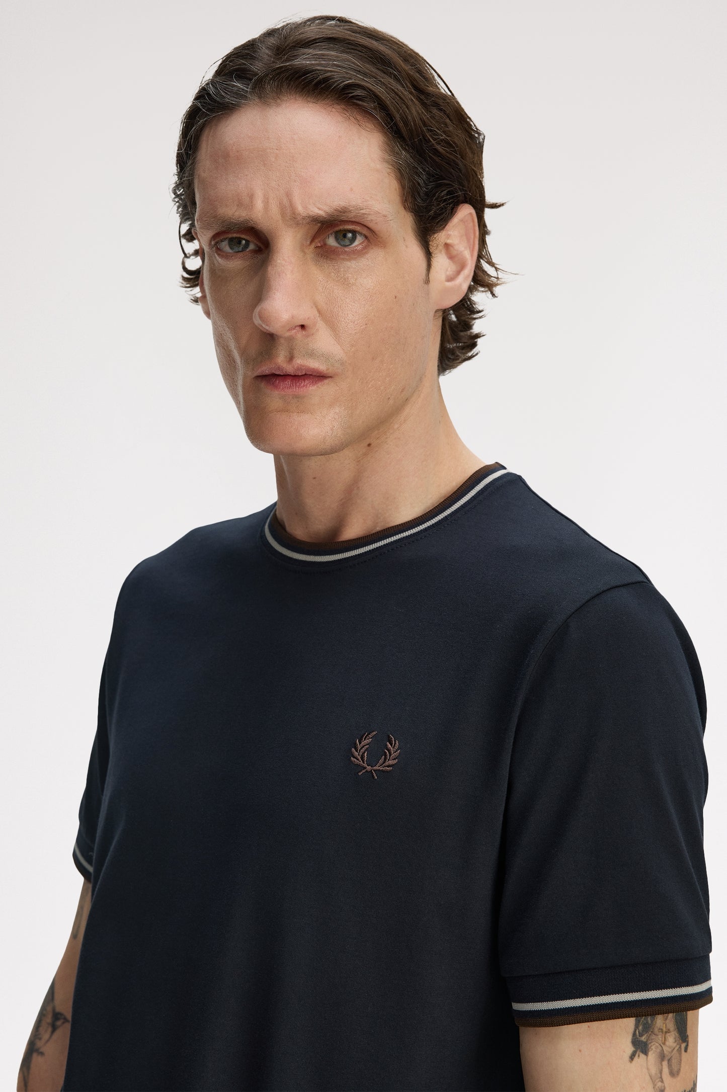 Fred Perry - TWIN TIPPED T-SHIRT - Navy/Warmoat/Browntobacco