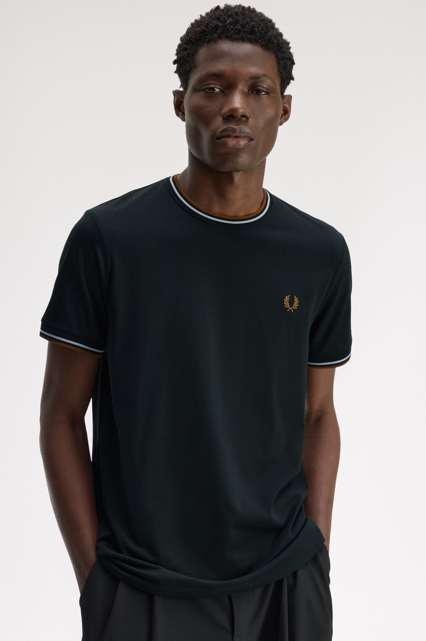 Fred Perry - TWIN TIPPED T-SHIRT - Night Green/Dusky Blue/Dark Caramel