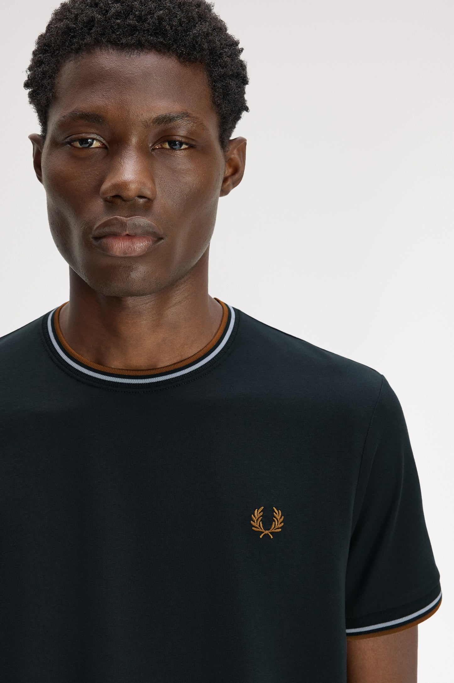 Fred Perry - TWIN TIPPED T-SHIRT - Night Green/Dusky Blue/Dark Caramel
