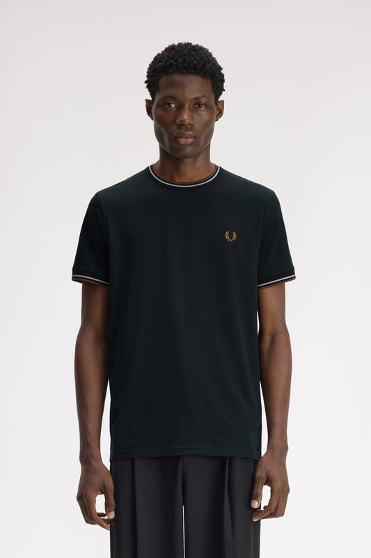 Fred Perry - TWIN TIPPED T-SHIRT - Night Green/Dusky Blue/Dark Caramel