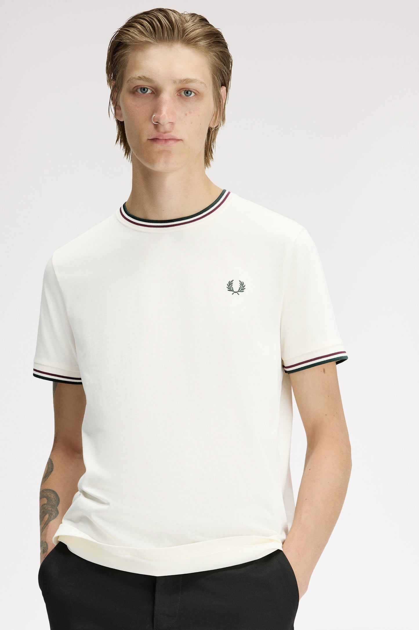 Fred Perry - TWIN TIPPED T-SHIRT - Ecru/Oxblood/Grassroots