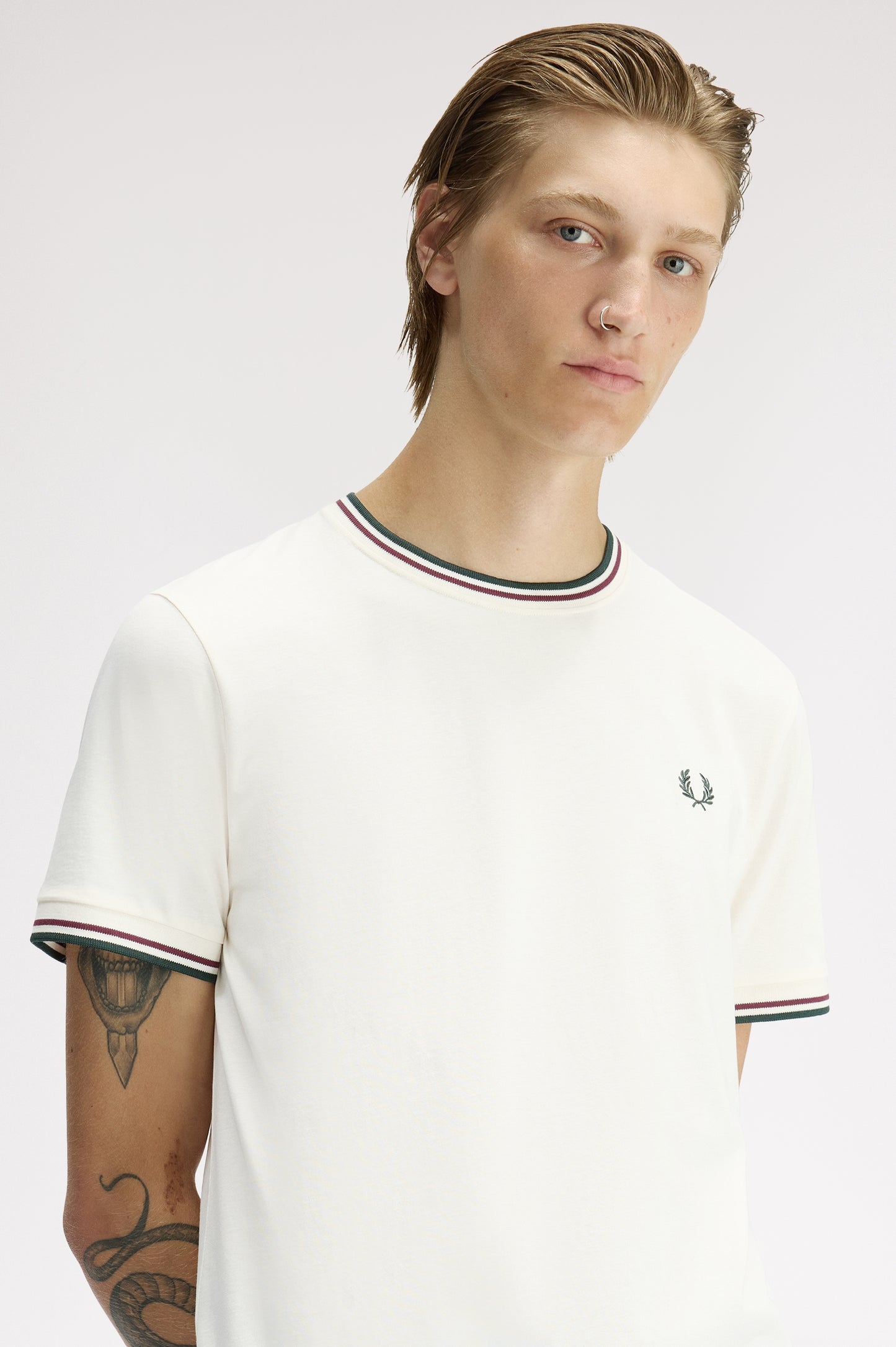 Fred Perry - TWIN TIPPED T-SHIRT - Ecru/Oxblood/Grassroots