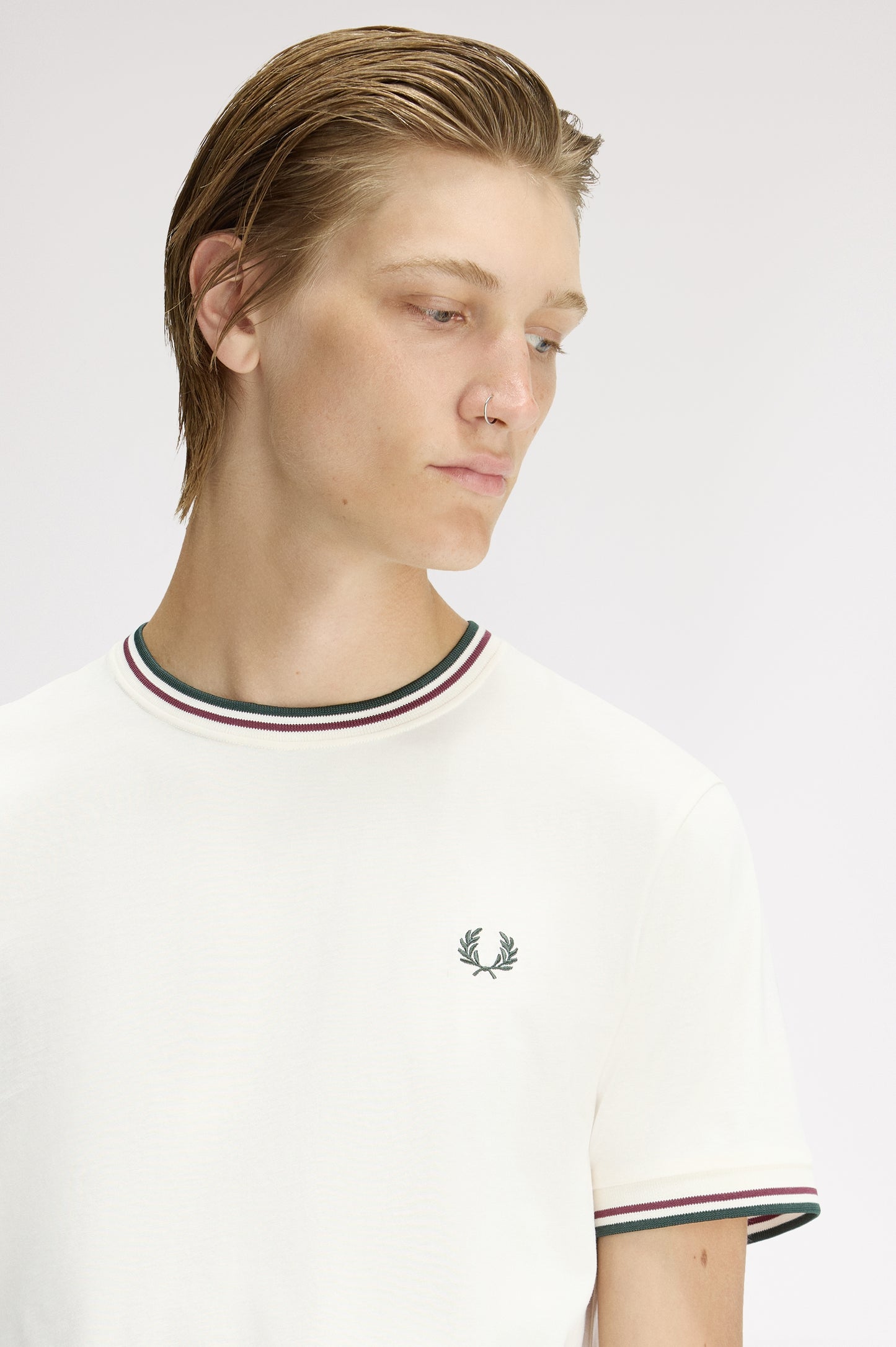 Fred Perry - TWIN TIPPED T-SHIRT - Ecru/Oxblood/Grassroots