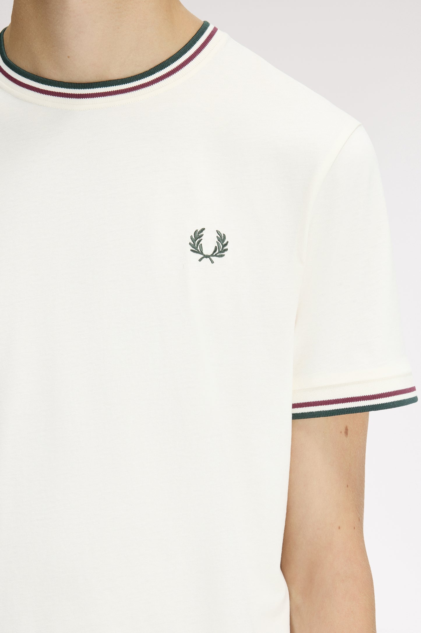Fred Perry - TWIN TIPPED T-SHIRT - Ecru/Oxblood/Grassroots