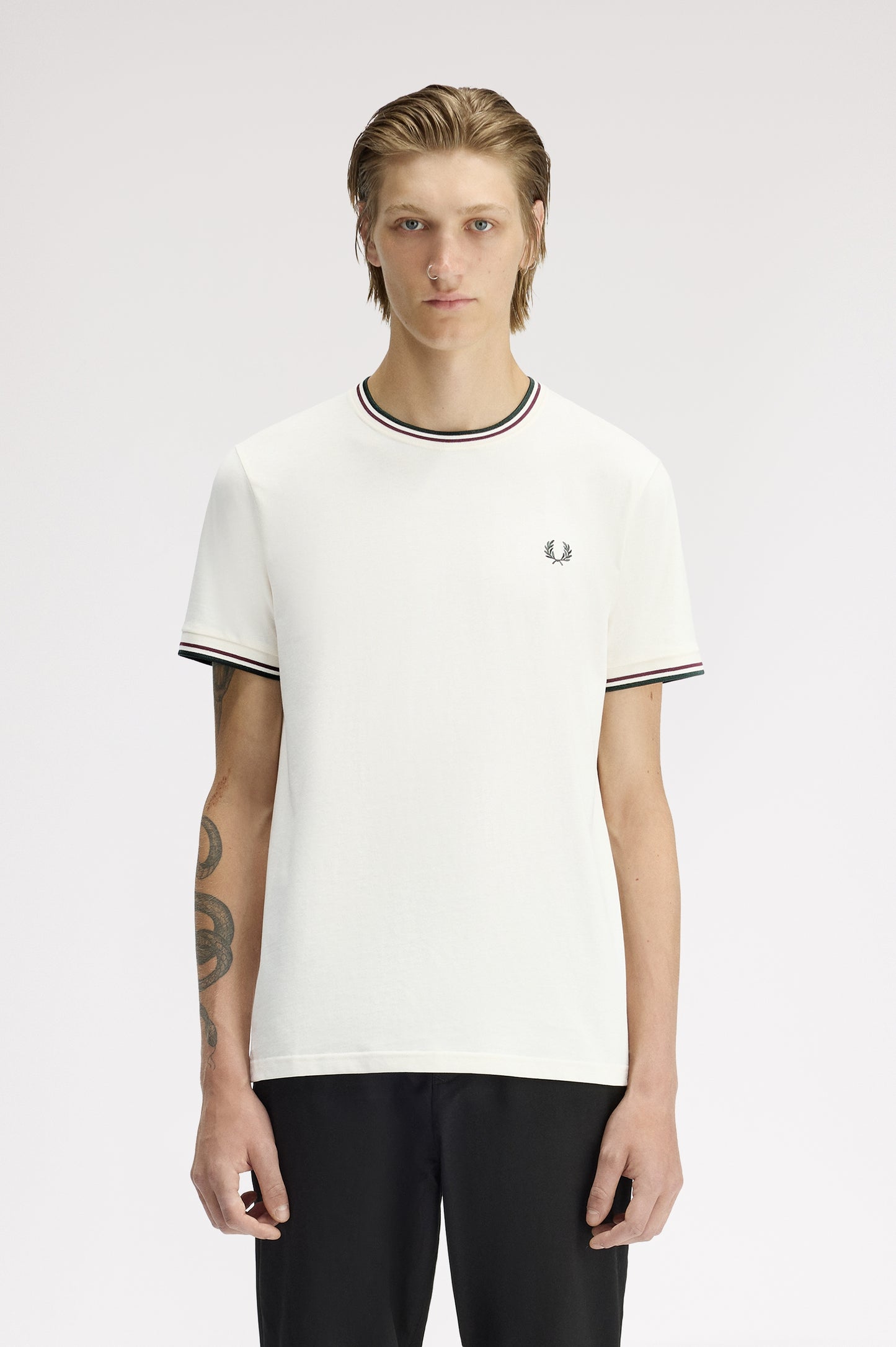 Fred Perry - TWIN TIPPED T-SHIRT - Ecru/Oxblood/Grassroots