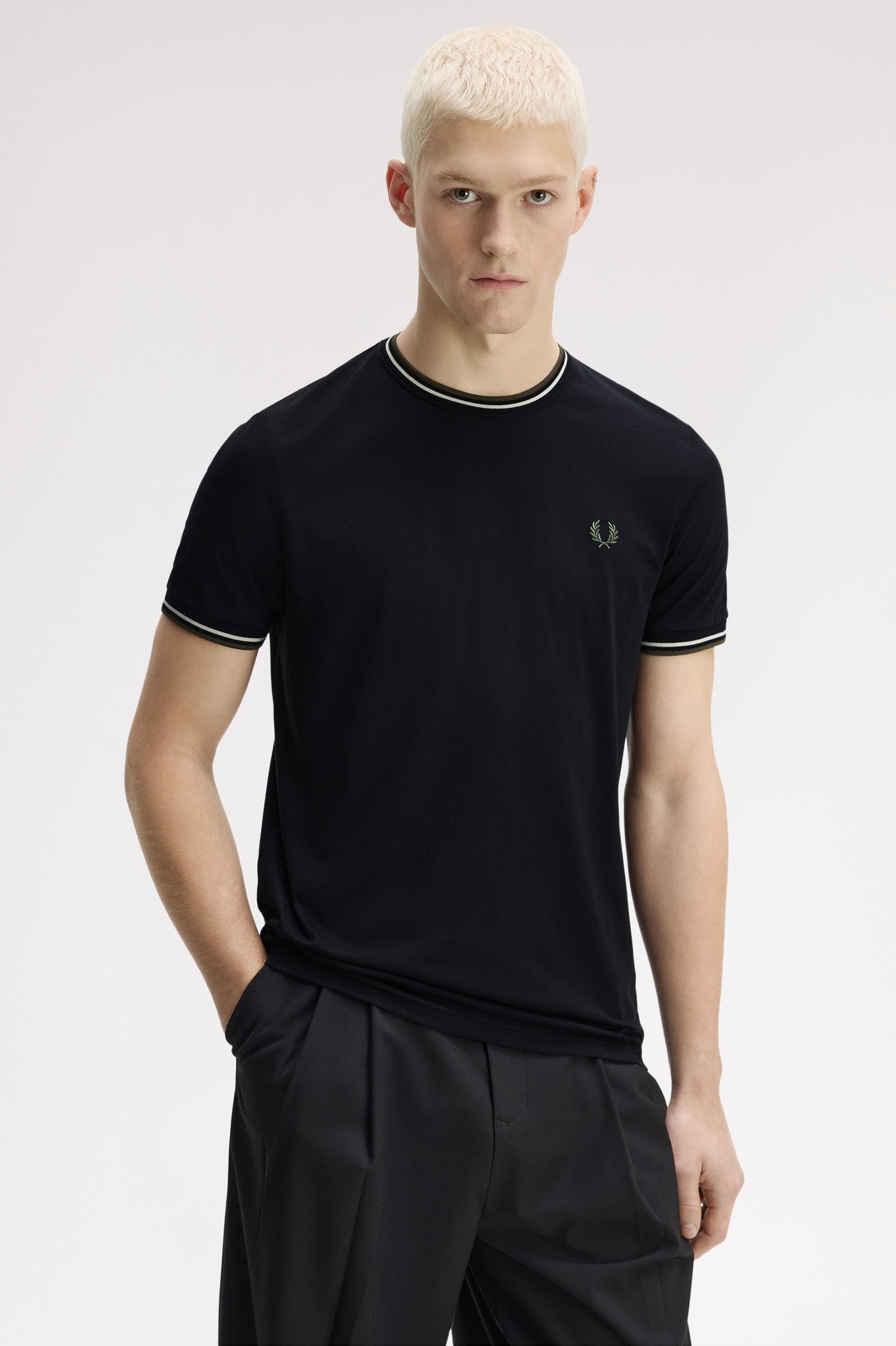 Fred Perry - TWIN TIPPED T-SHIRT - Black/Ecru/Laurel Wreath Green