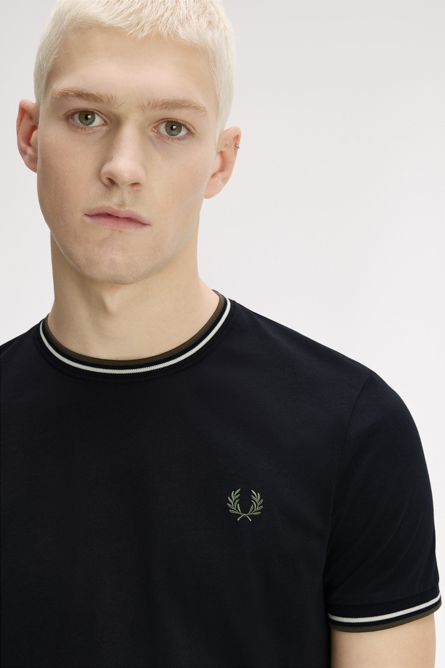 Fred Perry - TWIN TIPPED T-SHIRT - Black/Ecru/Laurel Wreath Green