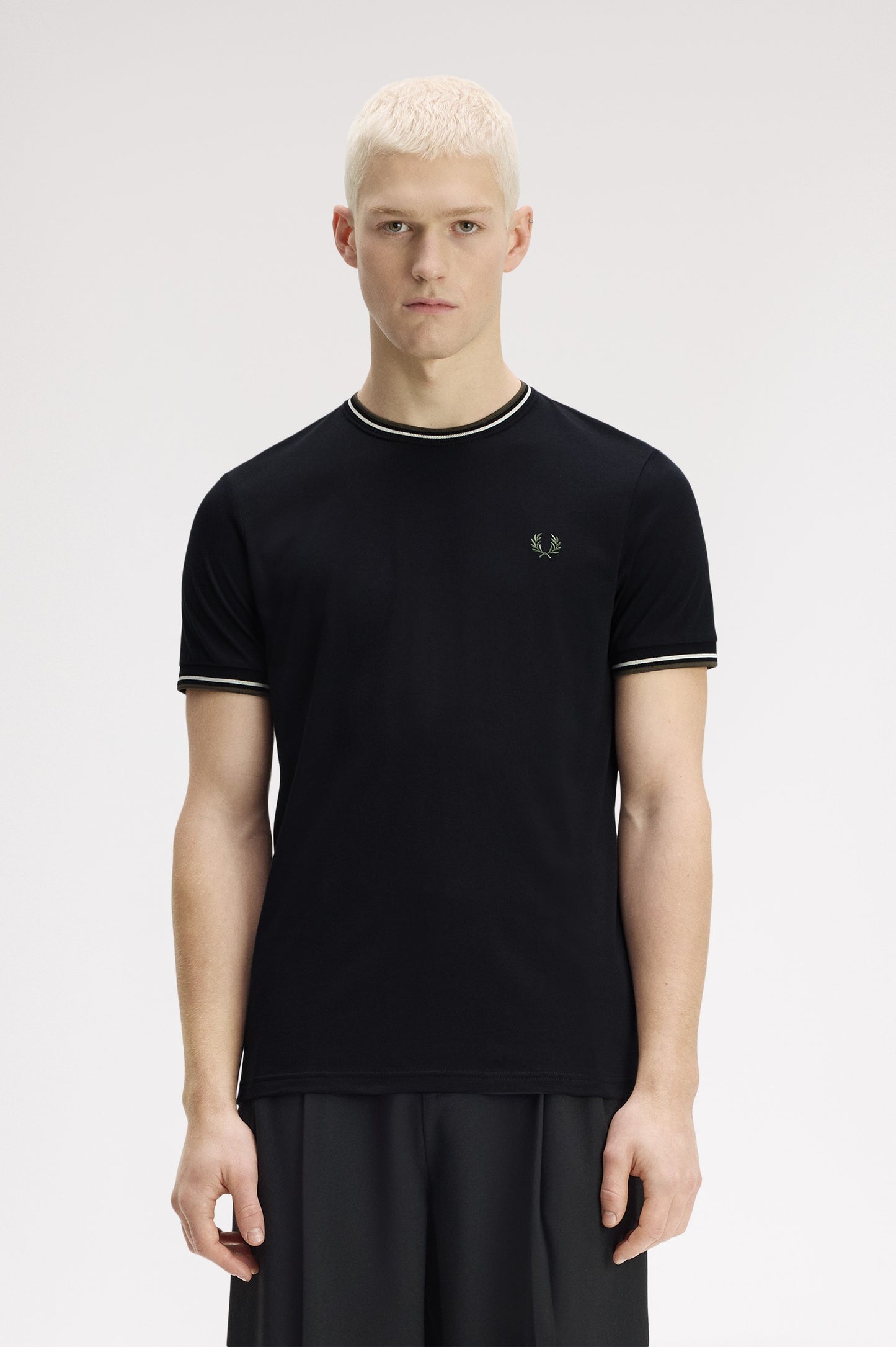 Fred Perry - TWIN TIPPED T-SHIRT - Black/Ecru/Laurel Wreath Green