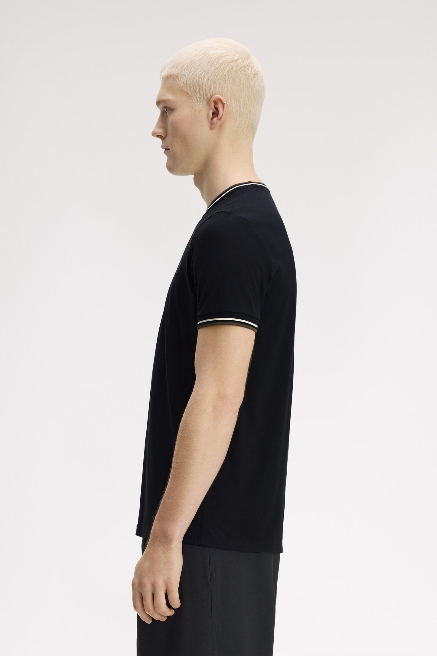 Fred Perry - TWIN TIPPED T-SHIRT - Black/Ecru/Laurel Wreath Green