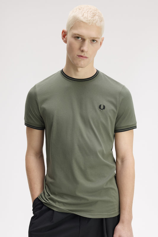 Fred Perry - TWIN TIPPED T-SHIRT - Laurel Wreath Green/Black