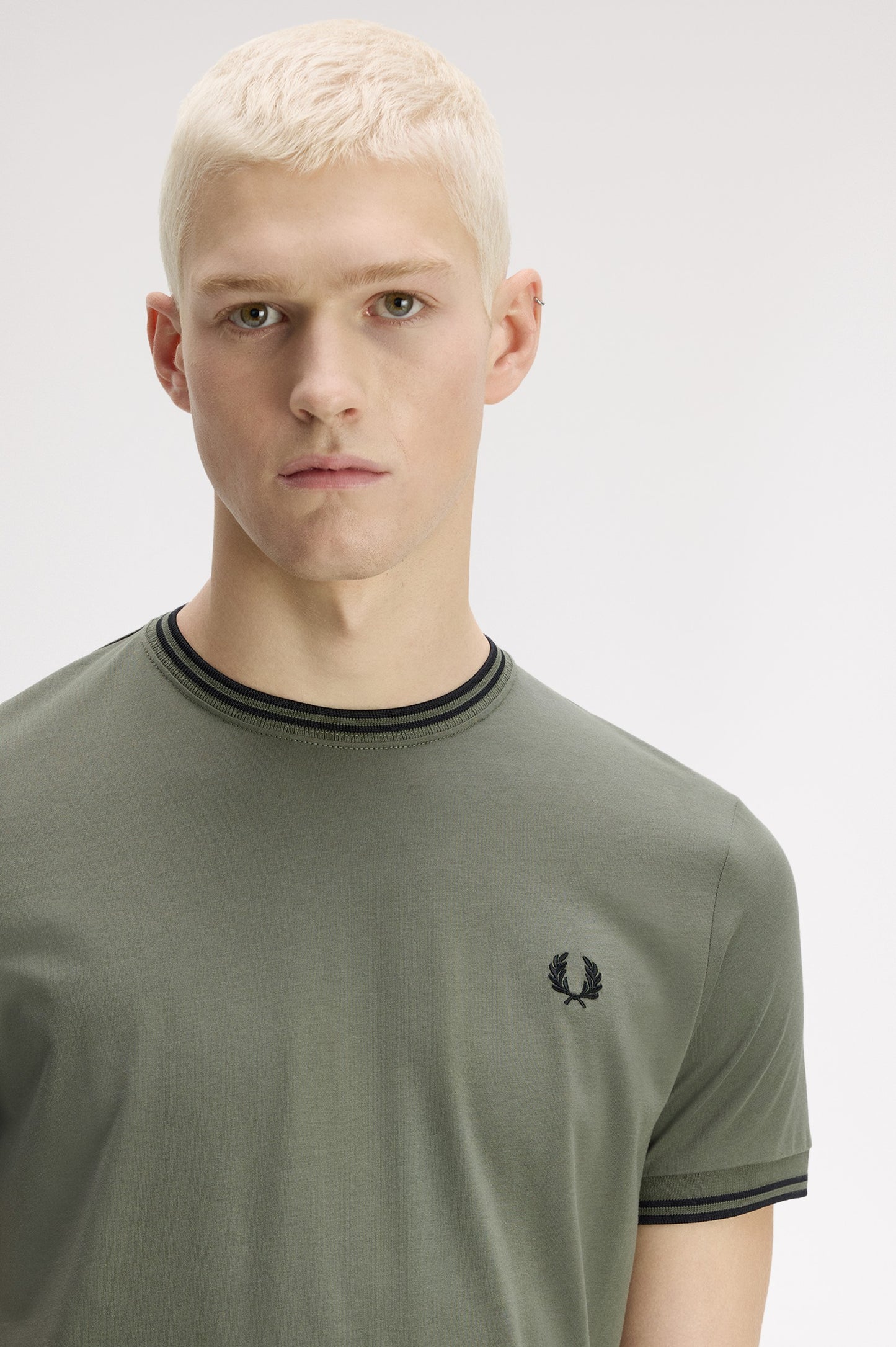 Fred Perry - TWIN TIPPED T-SHIRT - Laurel Wreath Green/Black