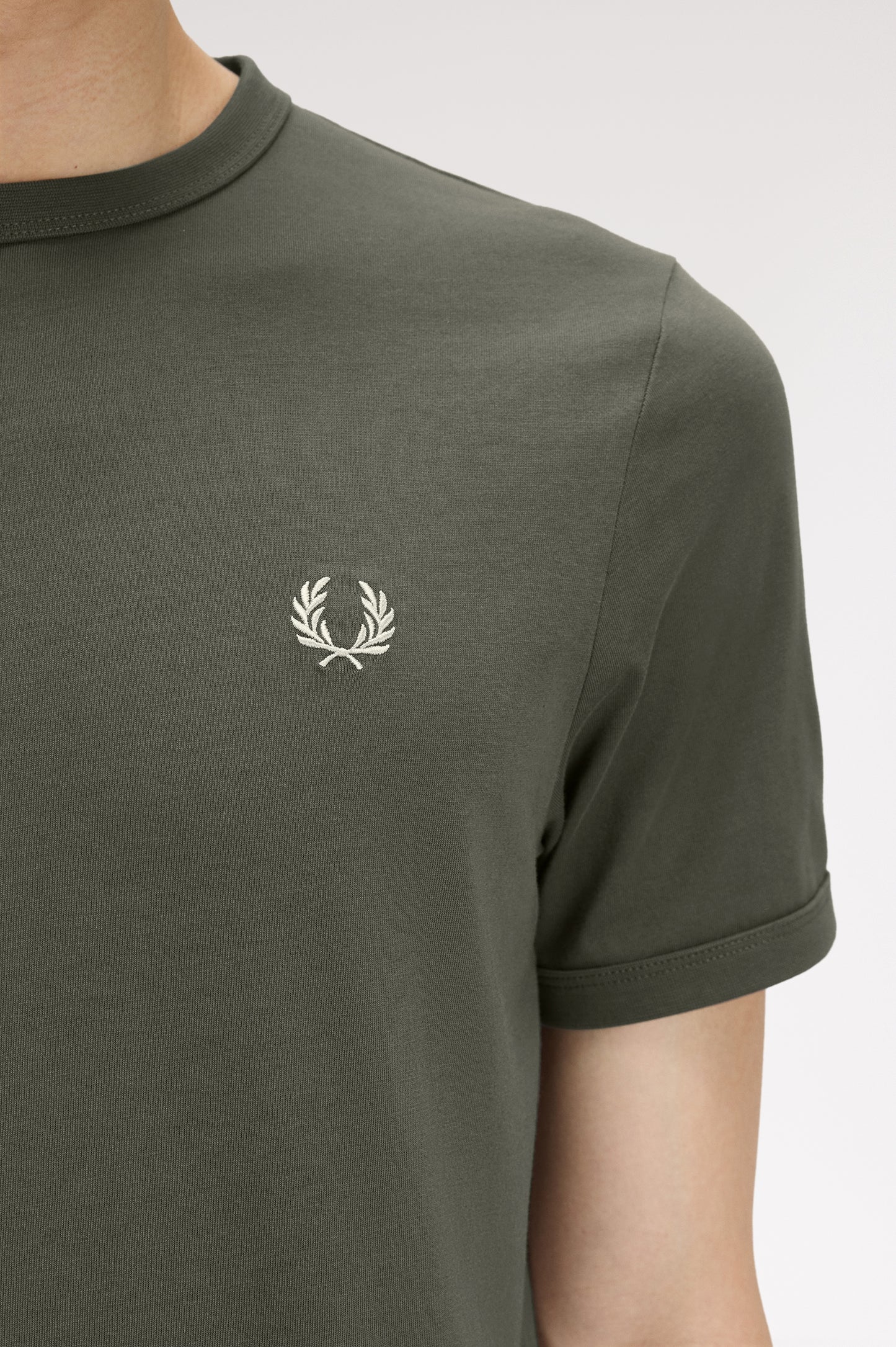 Fred Perry - RINGER T-SHIRT - Field Green