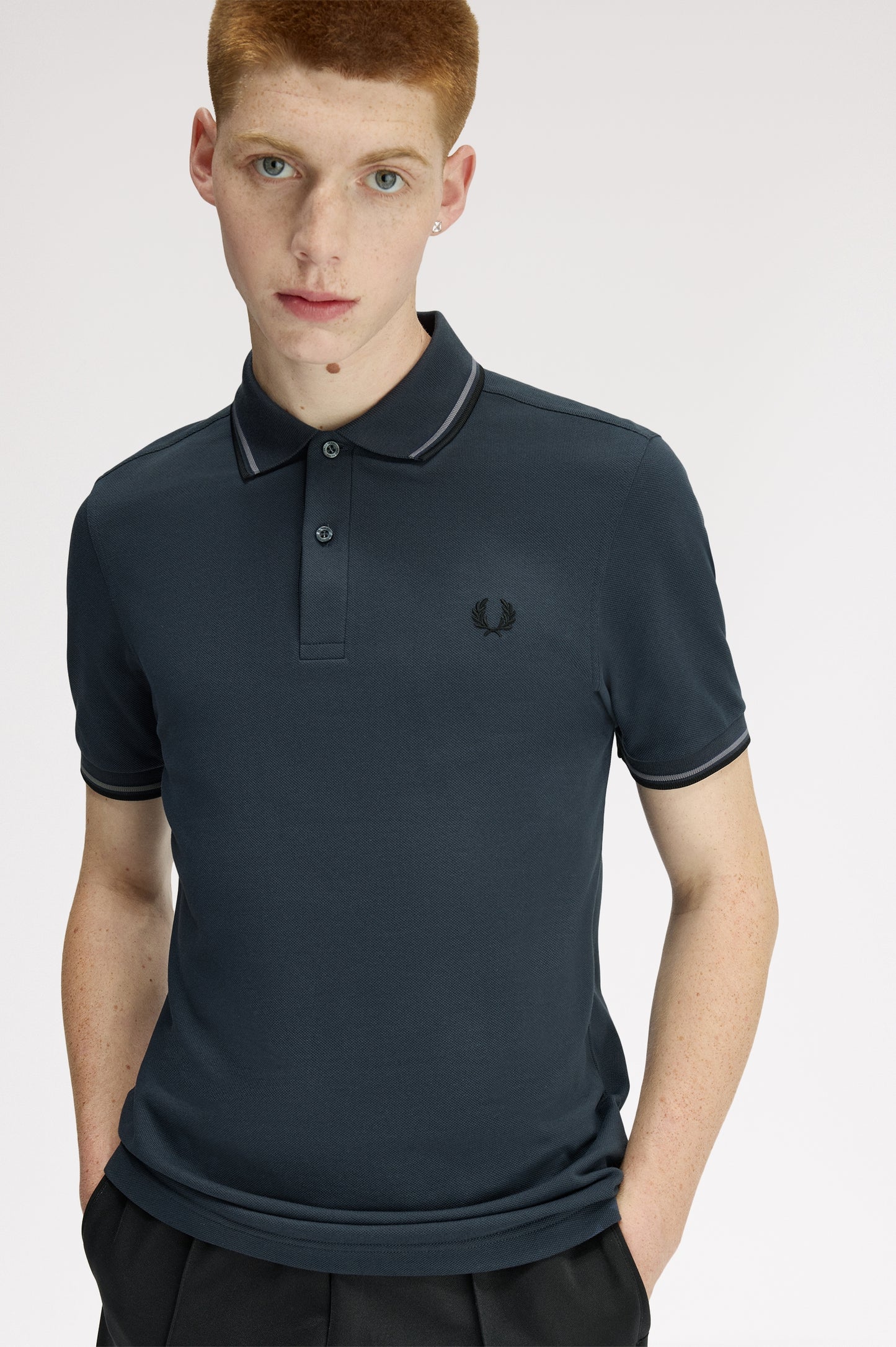 Fred Perry - TWIN TIPPED POLO SHIRT - Dark Airforce/Sports Blue/Black