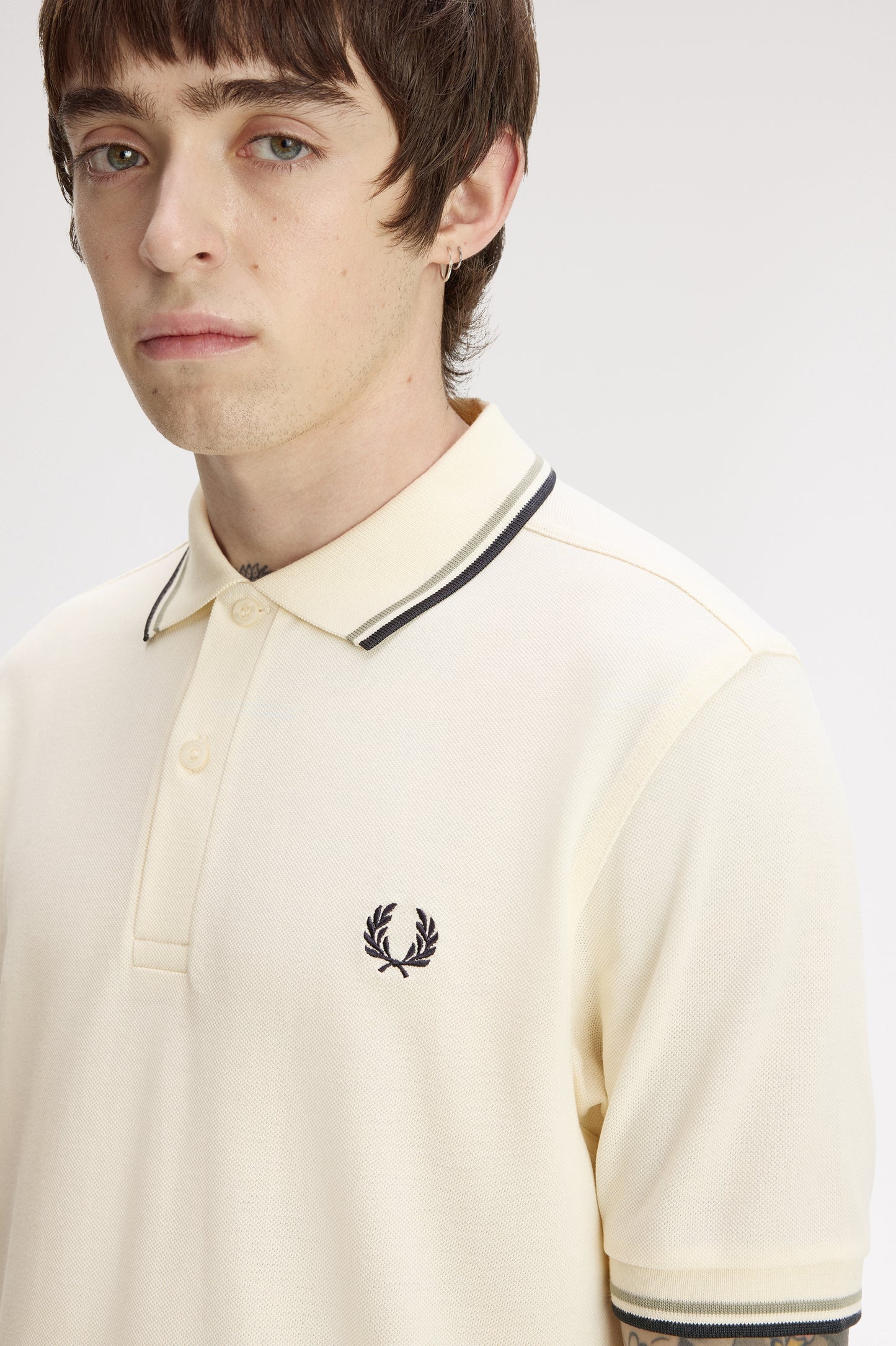 Fred Perry - TWIN TIPPED FRED PERRY SHIRT - Ecru/Seagrass/Dark Airfare