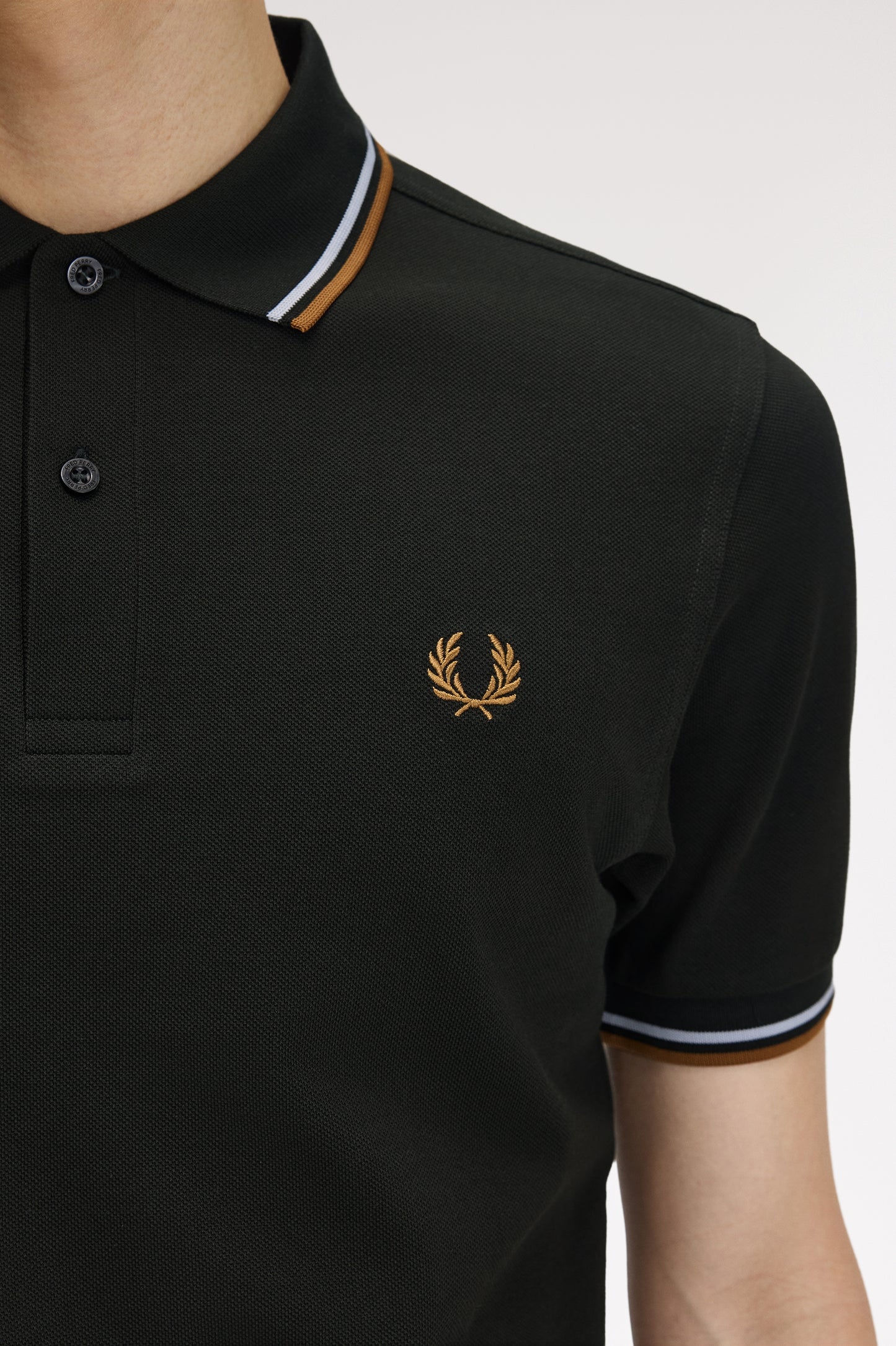 Fred Perry - TWIN TIPPED POLO SHIRT - Night Green/Dusky Blue/Dark Caramel