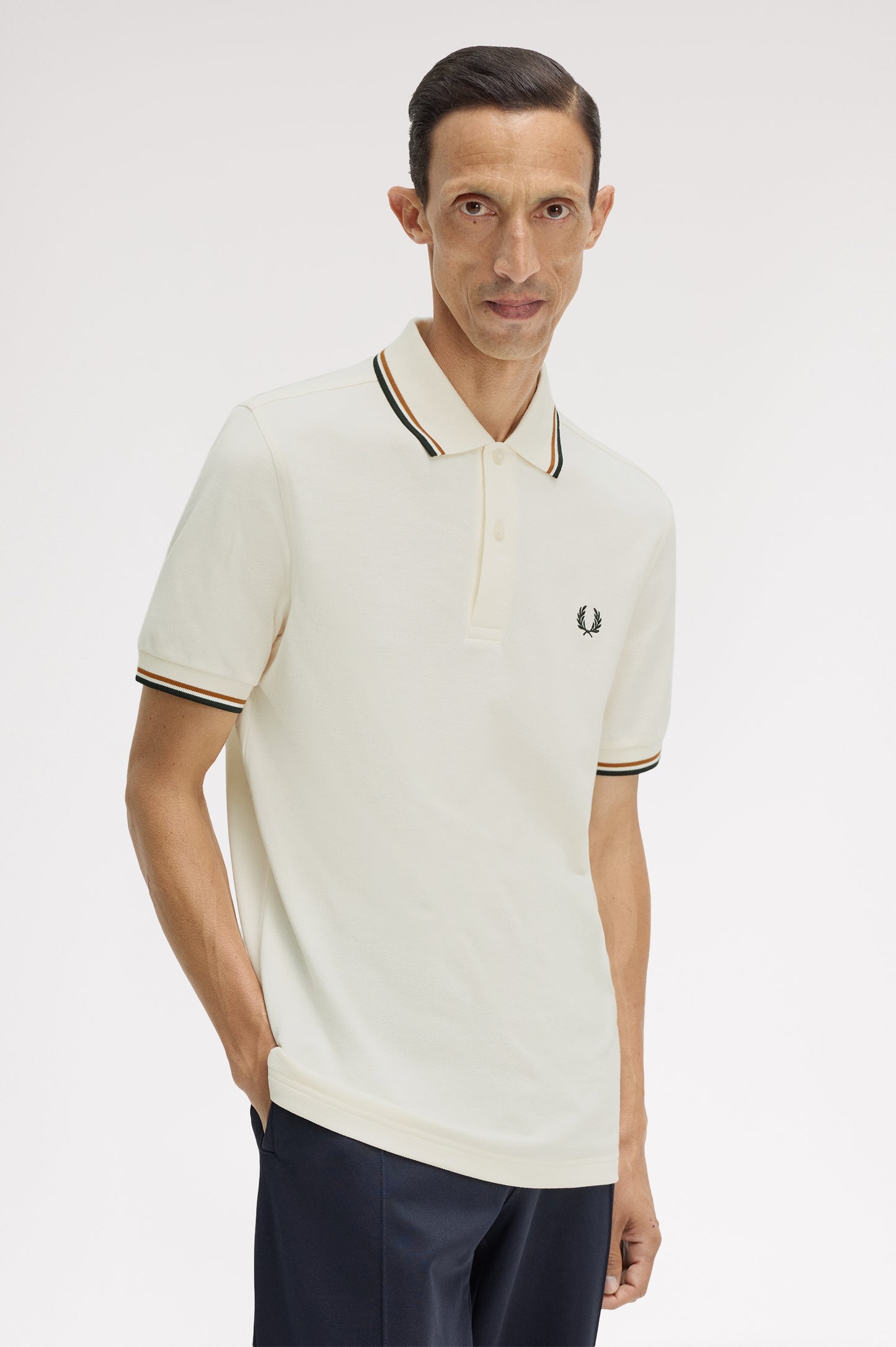 Fred Perry - TWIN TIPPED FRED PERRY SHIRT - Ecru/Dark Caramel/Black