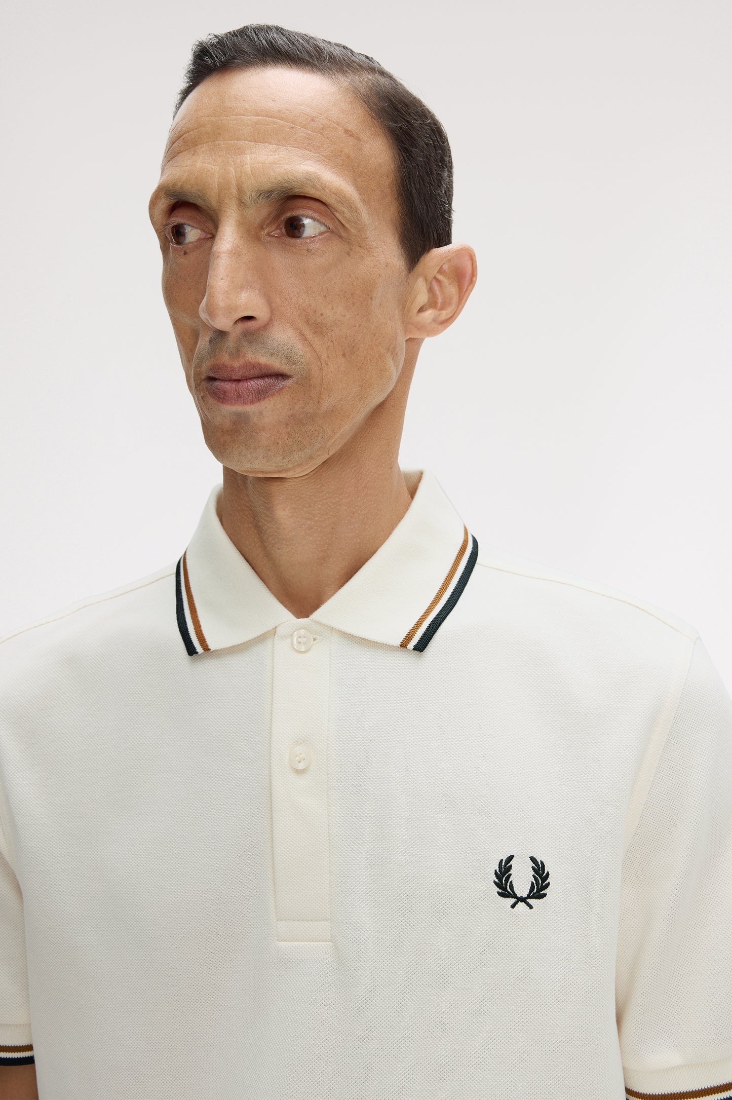 Fred Perry - TWIN TIPPED FRED PERRY SHIRT - Ecru/Dark Caramel/Black
