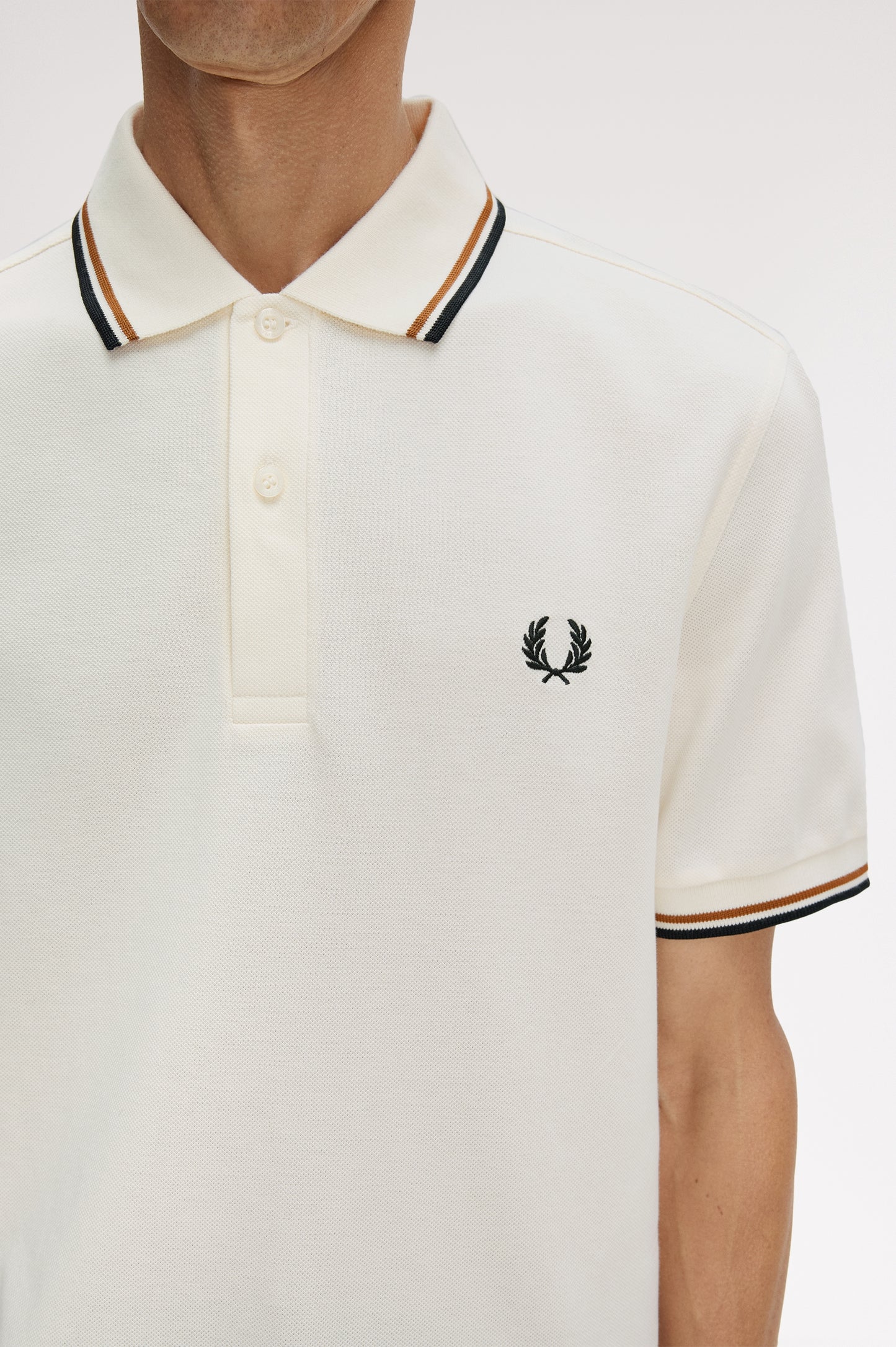 Fred Perry - TWIN TIPPED FRED PERRY SHIRT - Ecru/Dark Caramel/Black