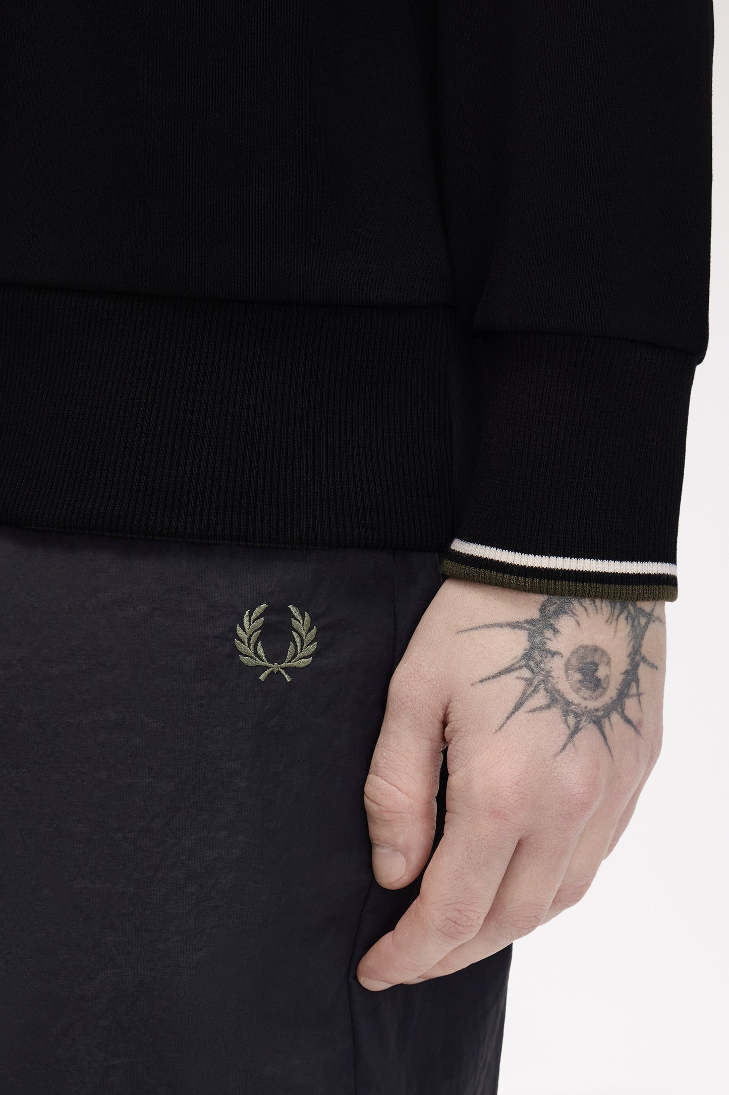 Fred Perry - CREW NECK SWEATSHIRT - Black/Ecru/Laurel Wreath Green