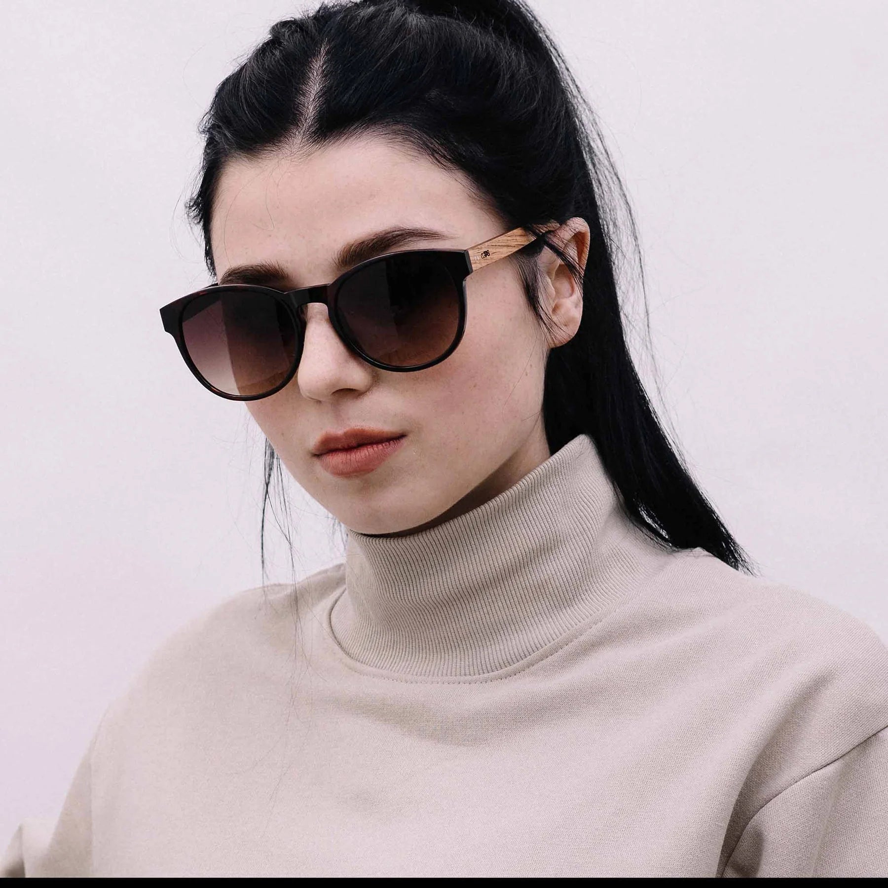 TheDuchess_grosse_runde_Holz-Sonnenbrille_TAKEASHOT_1x1_efa83db1-3505-4339-ad3d-ae9db3c0bac0.jpg