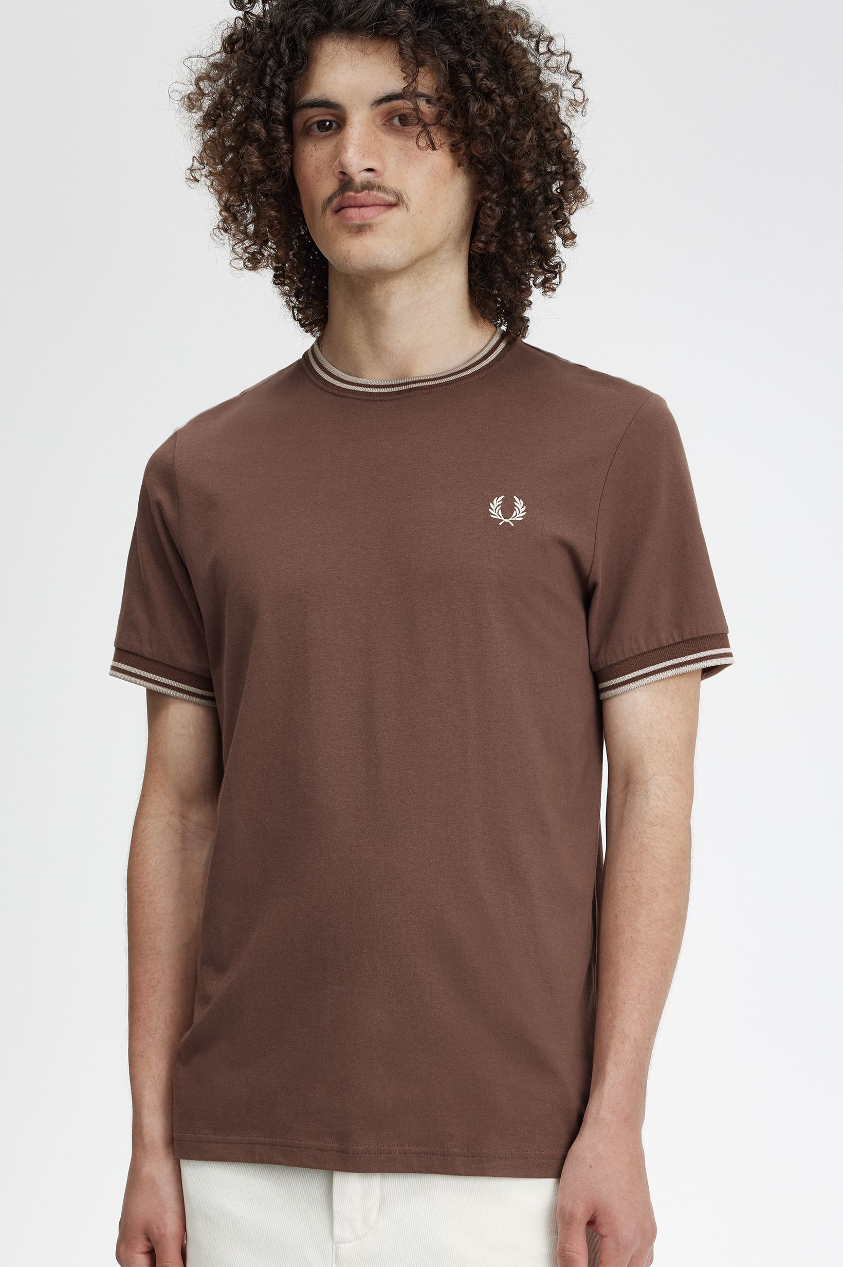 Fred Perry - TWIN TIPPED T-SHIRT - Brick/Warm Grey