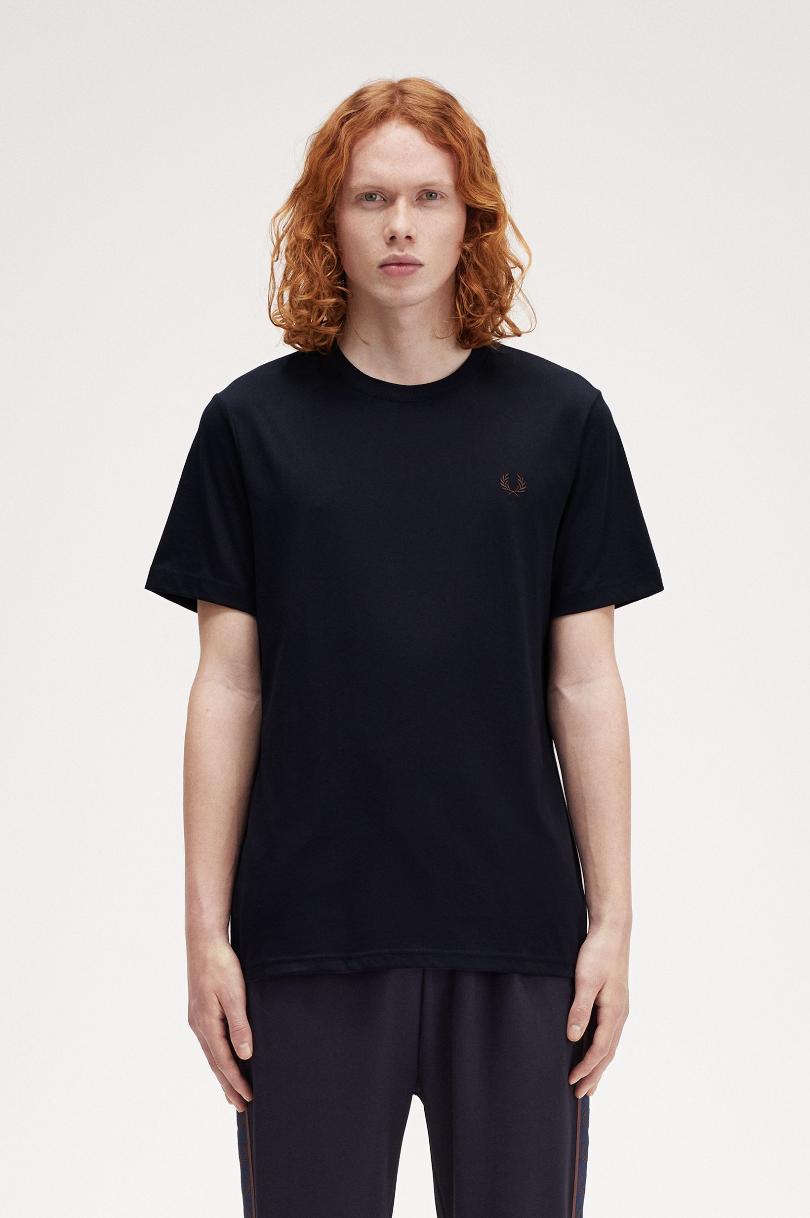 Fred Perry - CREW NECK T-SHIRT (MEN) - Navy/Carrington Brick