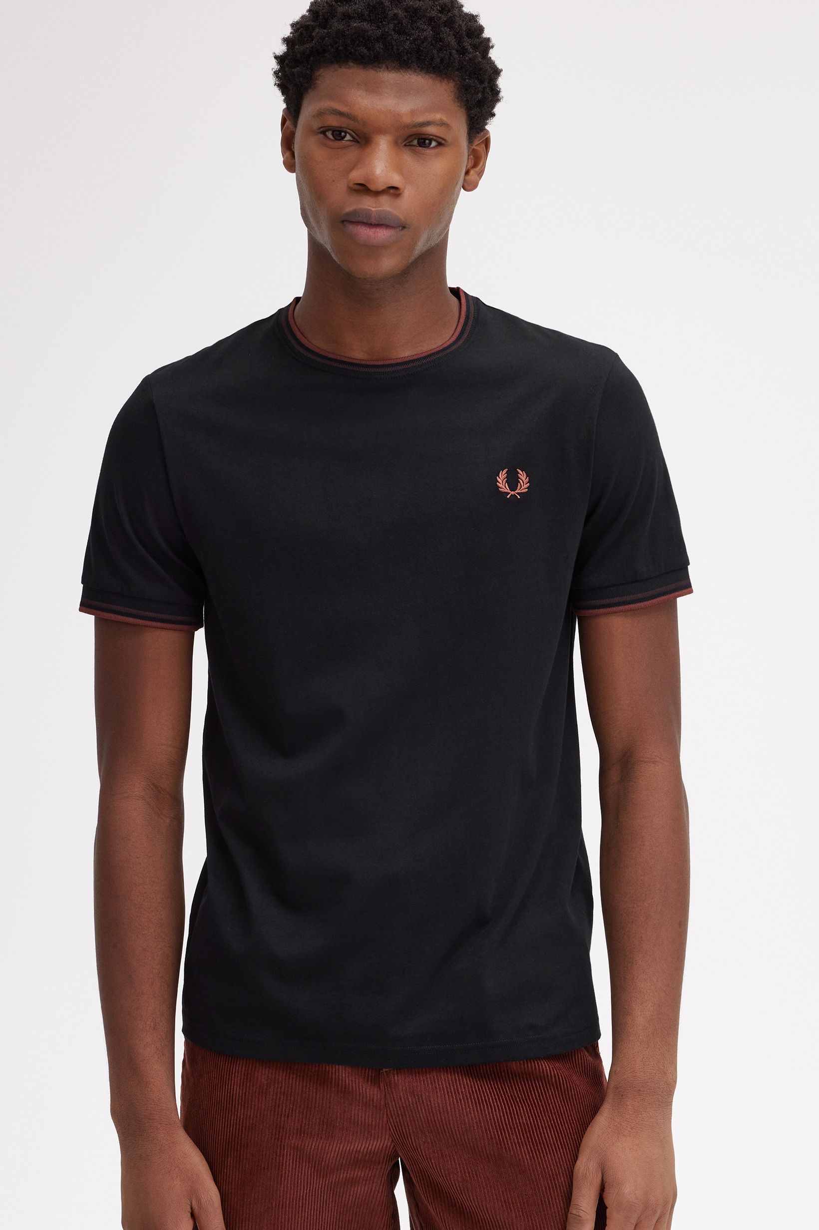 Fred Perry - TWIN TIPPED T-SHIRT - Black/Carrington Road Brick/Whiskybrown