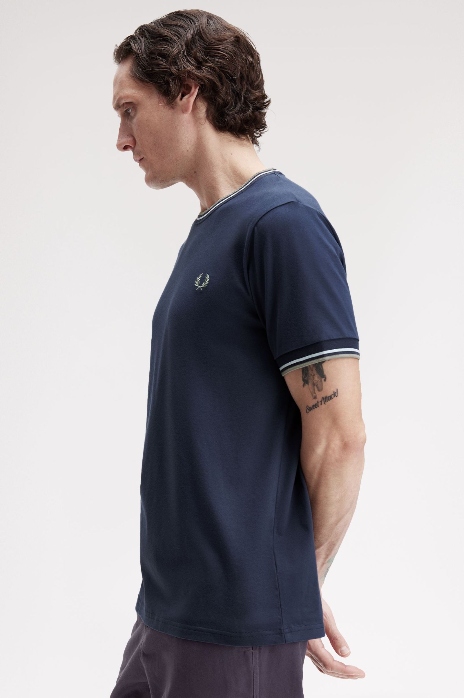 Fred Perry - TWIN TIPPED T-SHIRT - Dark Airforce/Light Ice/Bay Leaf